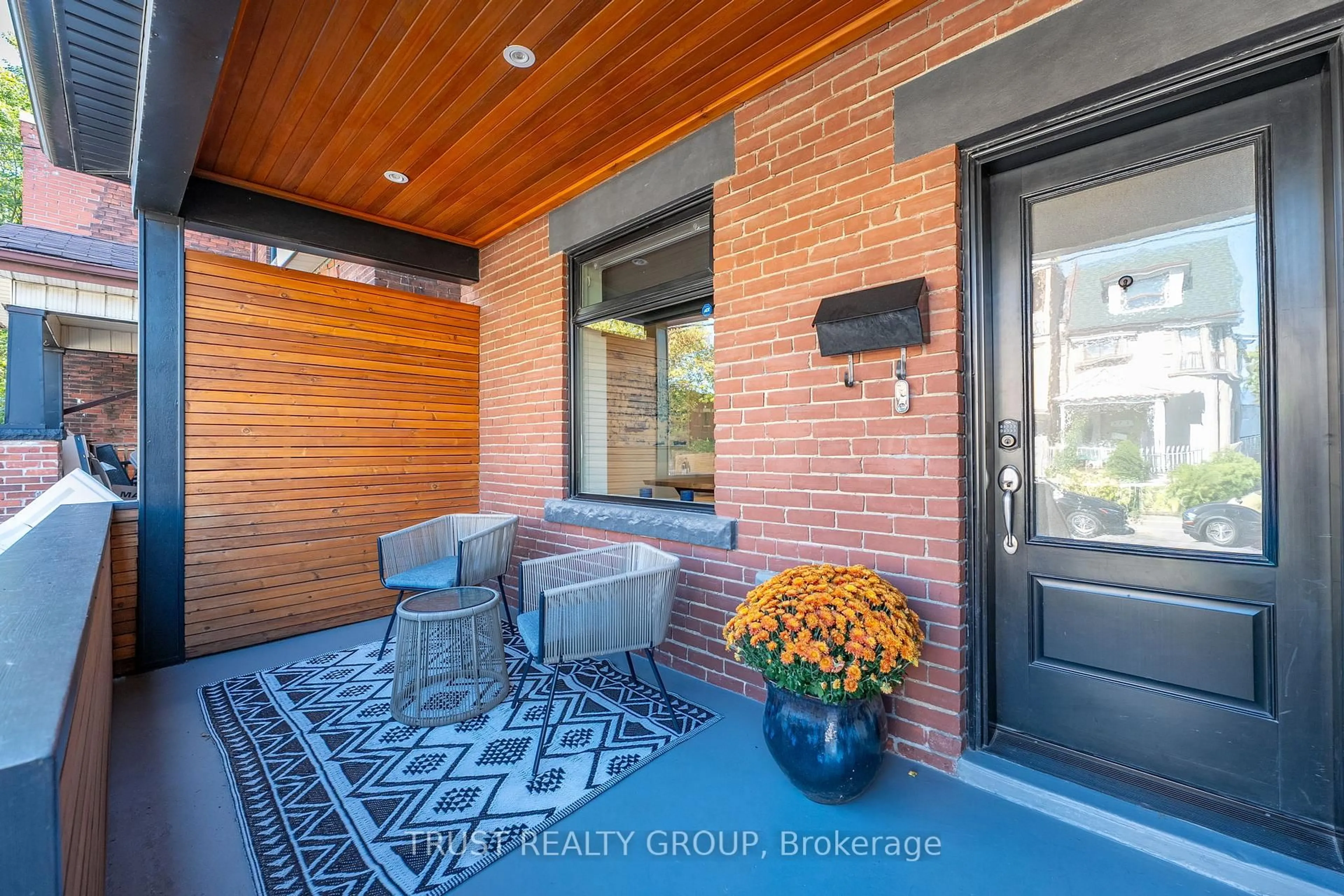 Indoor entryway for 153 Wallace Ave, Toronto Ontario M6H 1V1