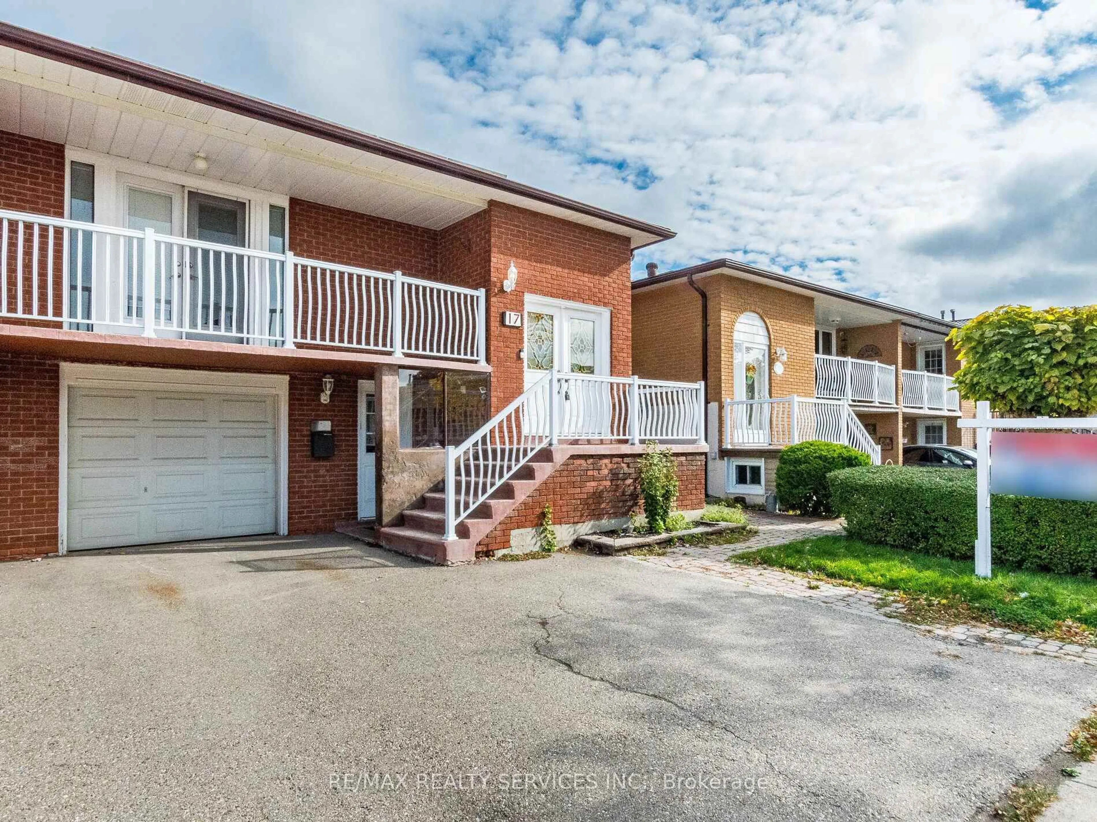 A pic from outside/outdoor area/front of a property/back of a property/a pic from drone, street for 17 Fallway Rd, Brampton Ontario L6V 3H1