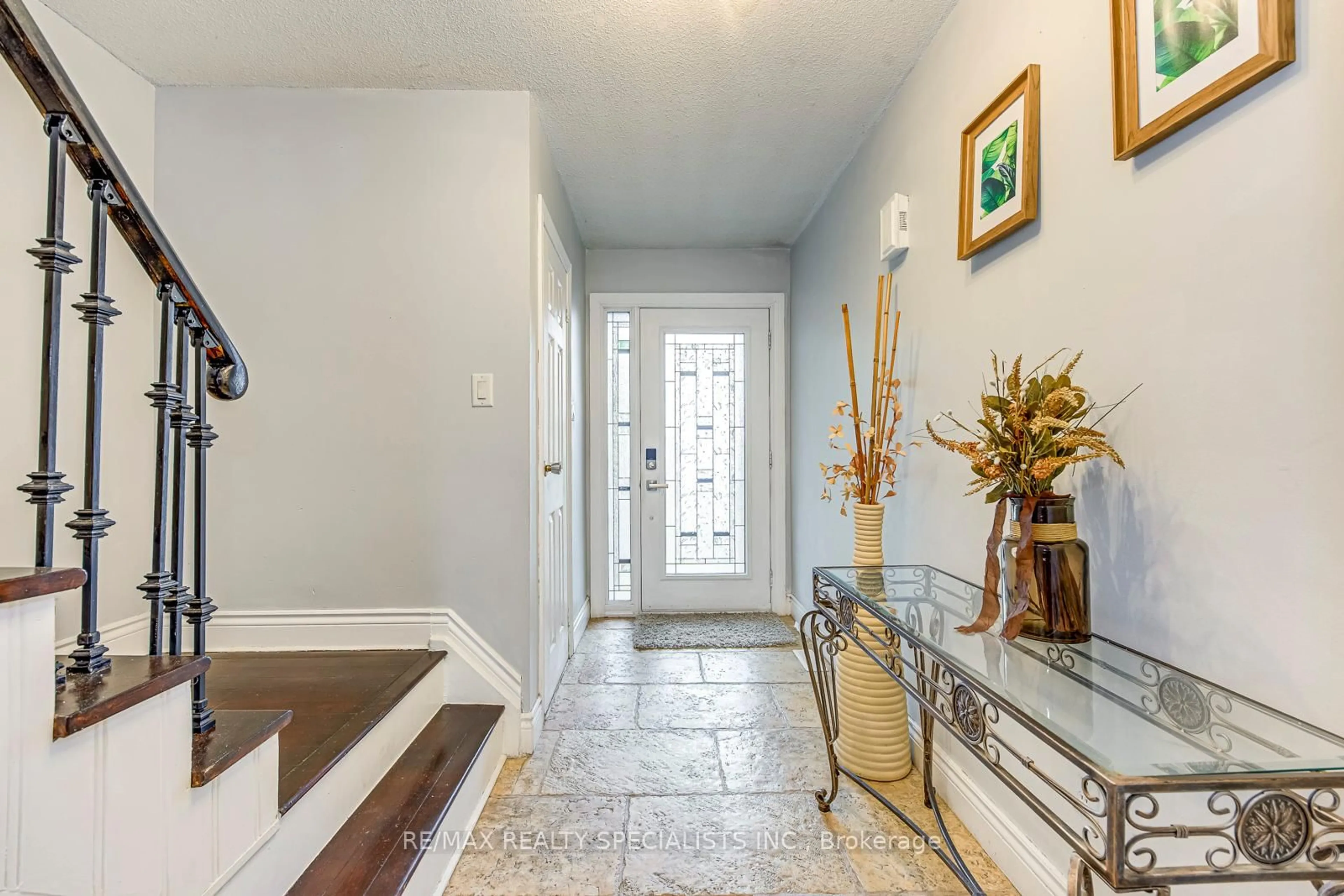 Indoor entryway for 730 Galloway Cres, Mississauga Ontario L5C 3W1