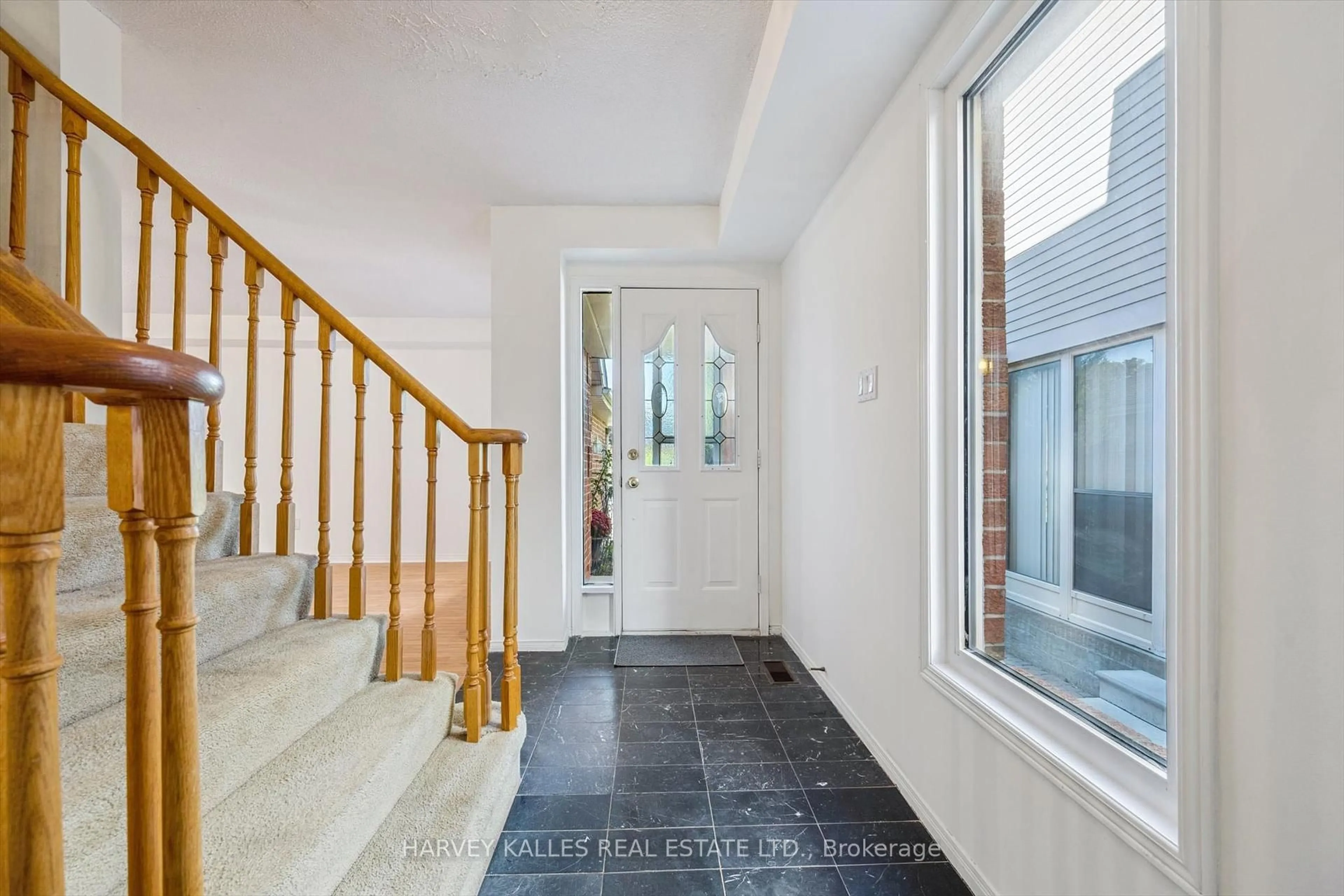 Indoor entryway for 3932 Rushton Cres, Mississauga Ontario L5L 4H8