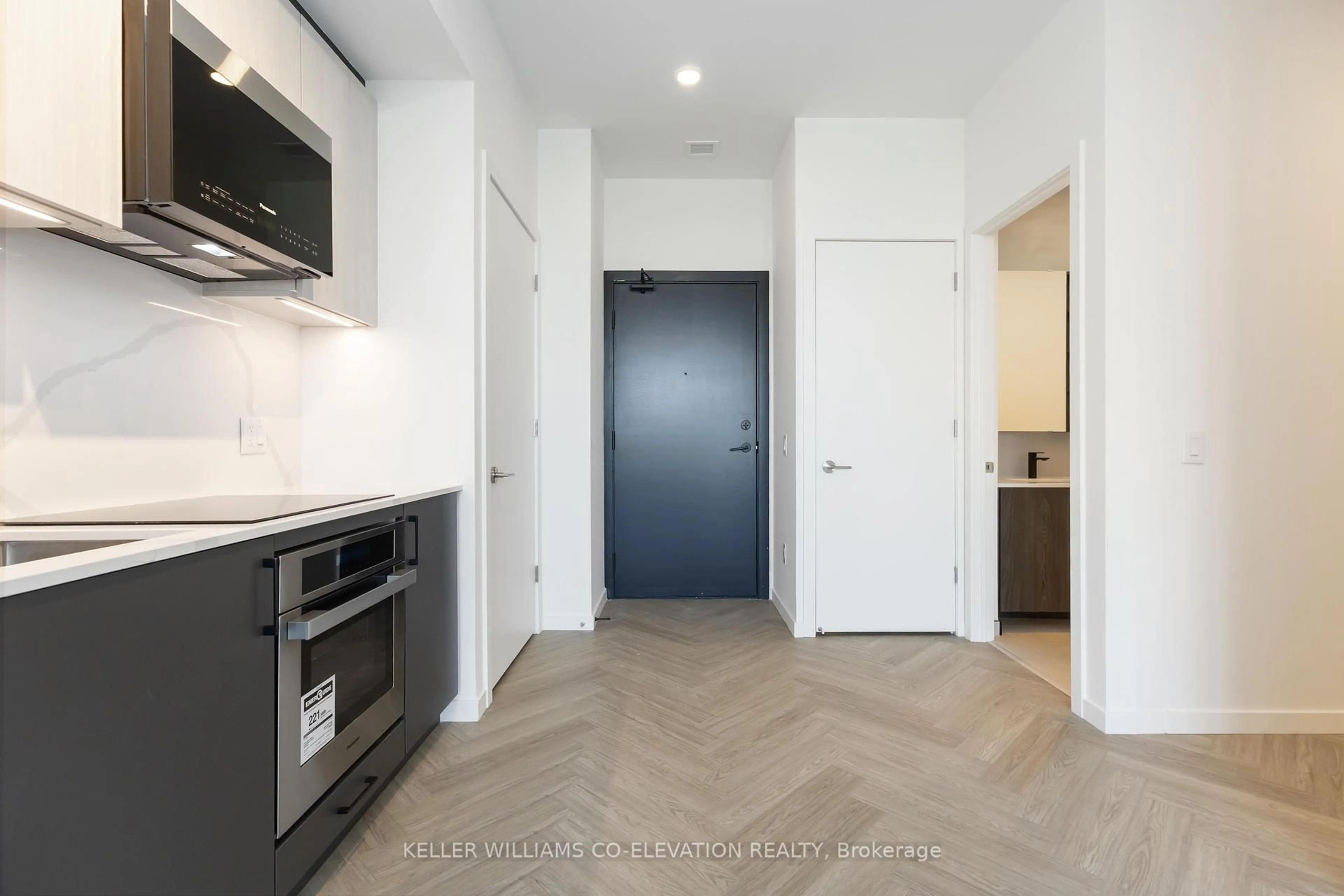 Unknown for 689 The Queensway St #818, Toronto Ontario M8Y 1L1