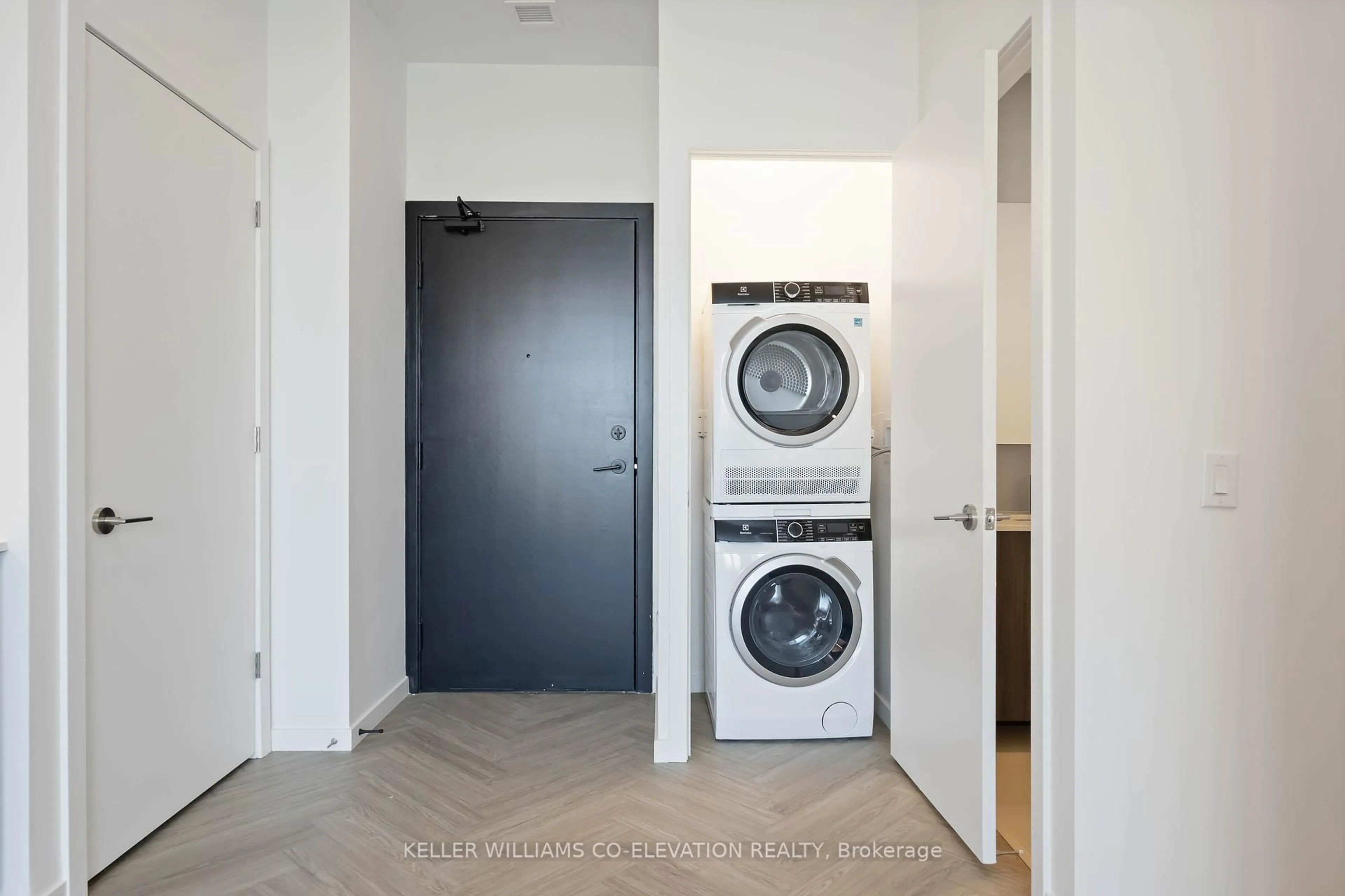 Laundry room for 689 The Queensway St #818, Toronto Ontario M8Y 1L1