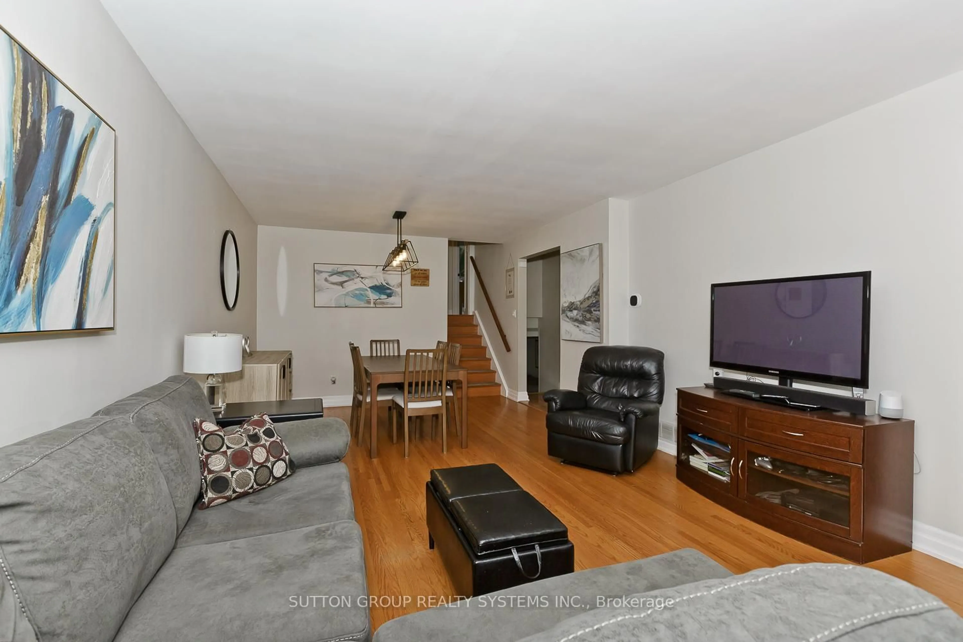 Living room with furniture, unknown for 1535 Thetford Crt, Mississauga Ontario L5J 3N2
