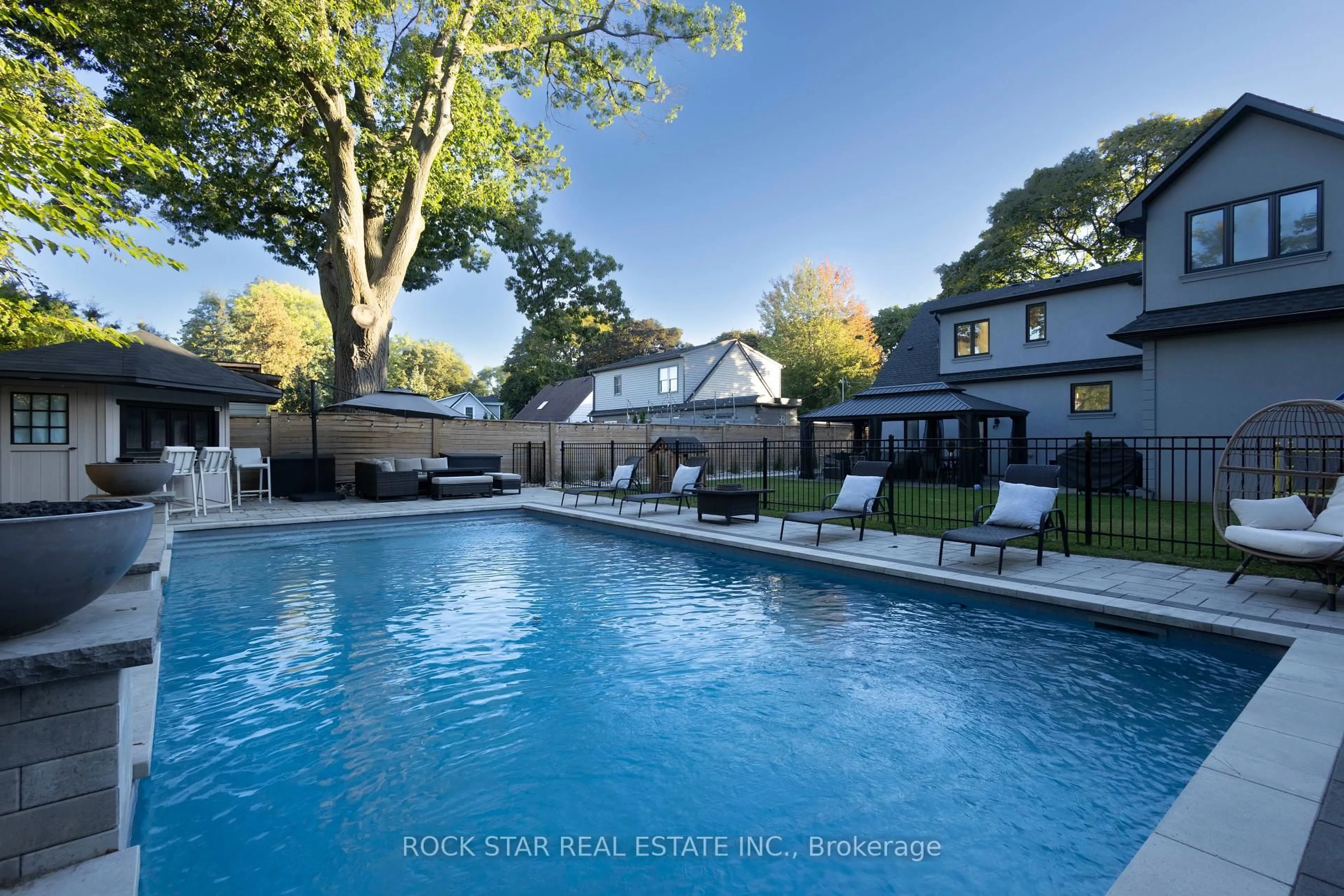 Pool for 2055 Courtland Cres, Mississauga Ontario L4Y 1V1