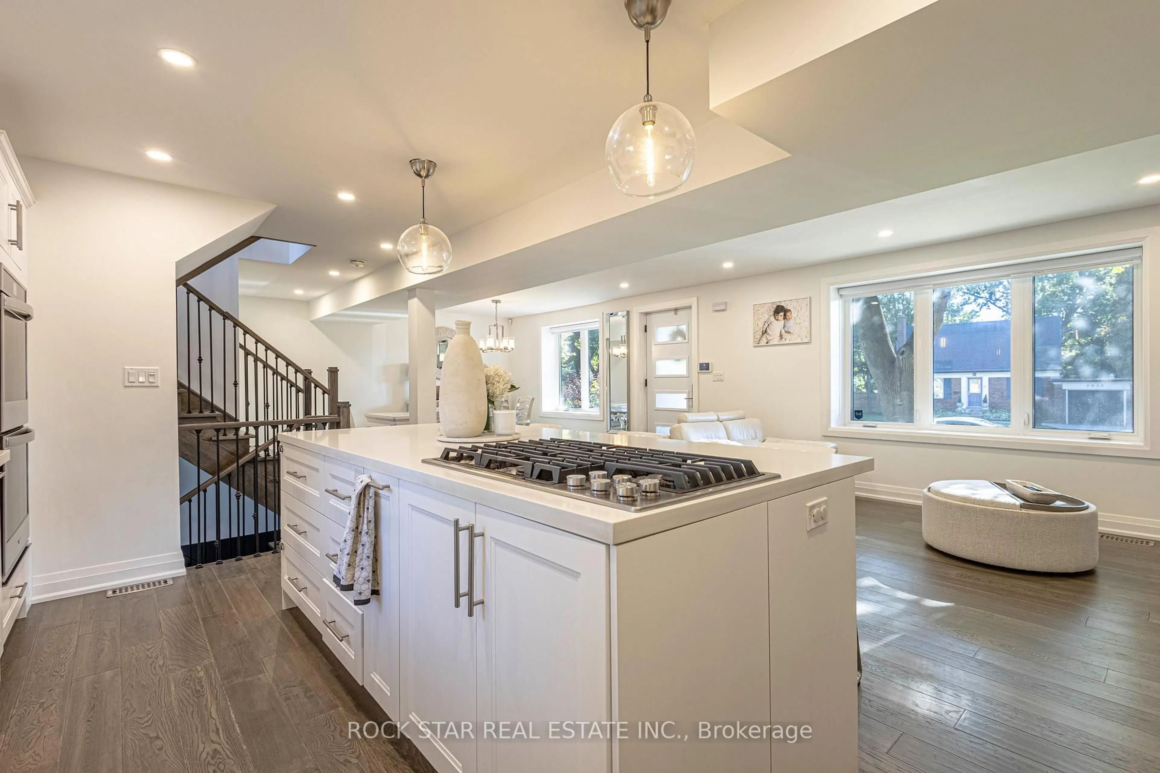 Open concept kitchen, ceramic/tile floor for 2055 Courtland Cres, Mississauga Ontario L4Y 1V1