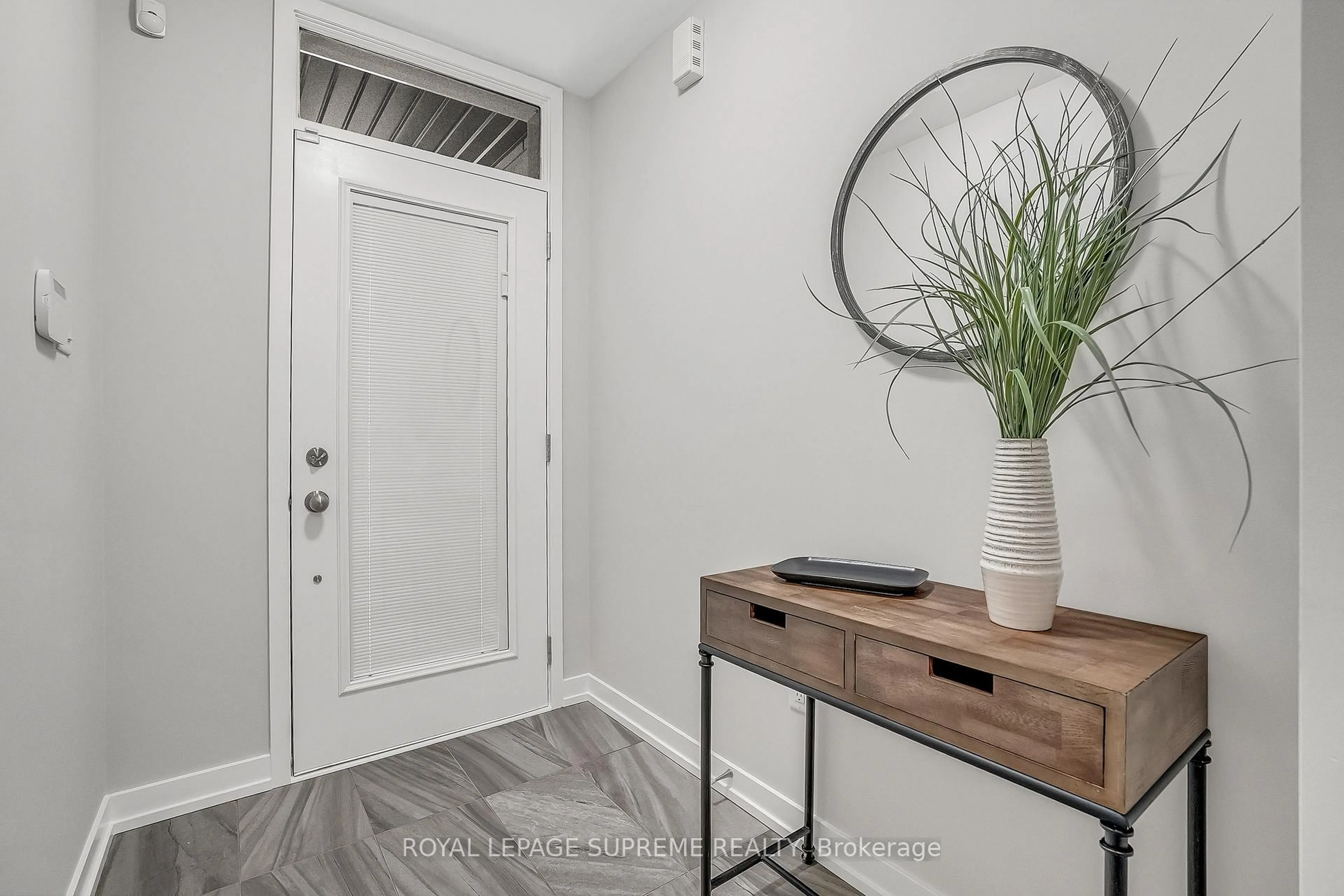 Indoor entryway for 182 Huguenot Rd, Oakville Ontario L6H 0L4