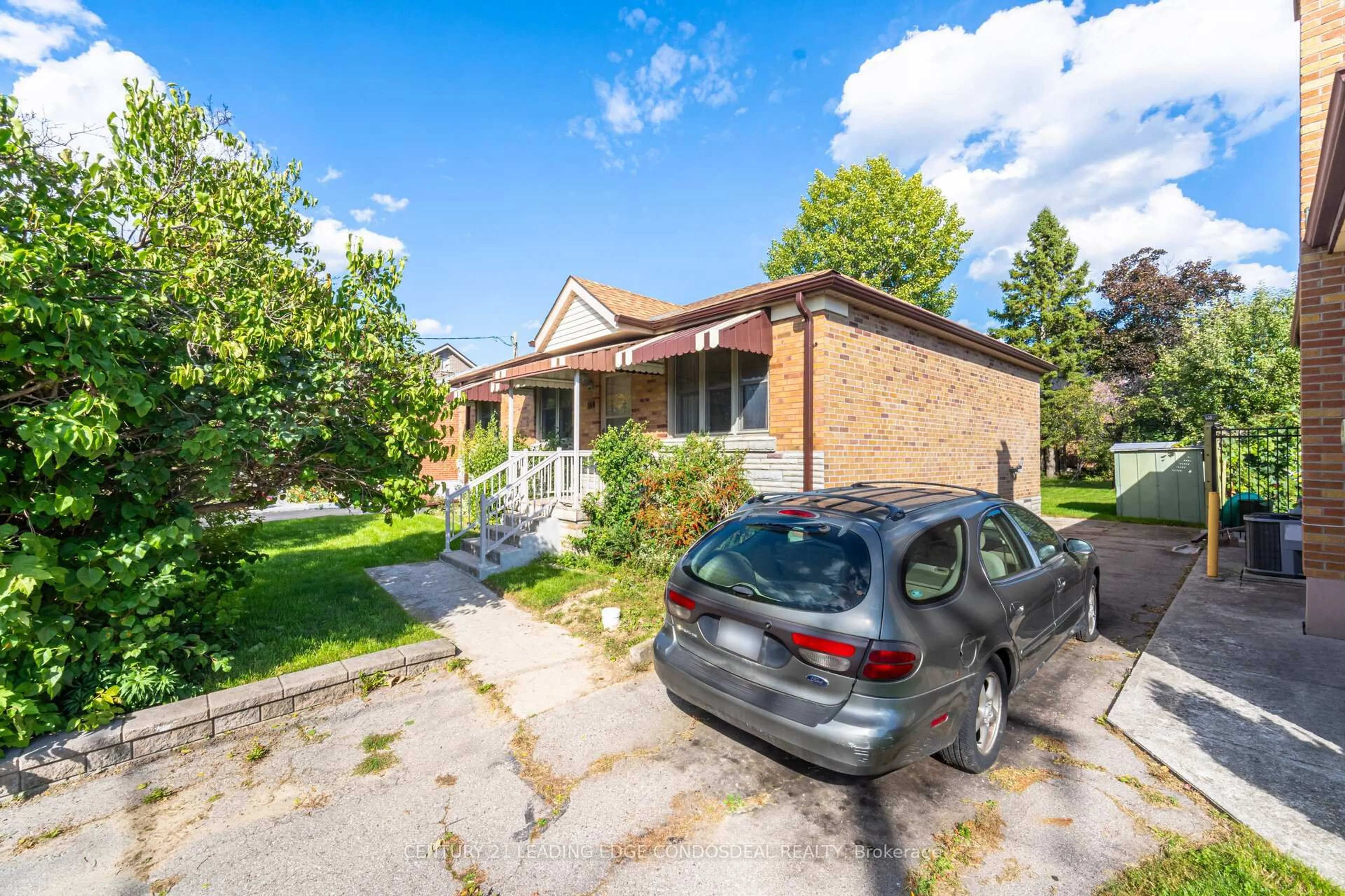 A pic from outside/outdoor area/front of a property/back of a property/a pic from drone, street for 621 Roding St, Toronto Ontario M3M 2A6