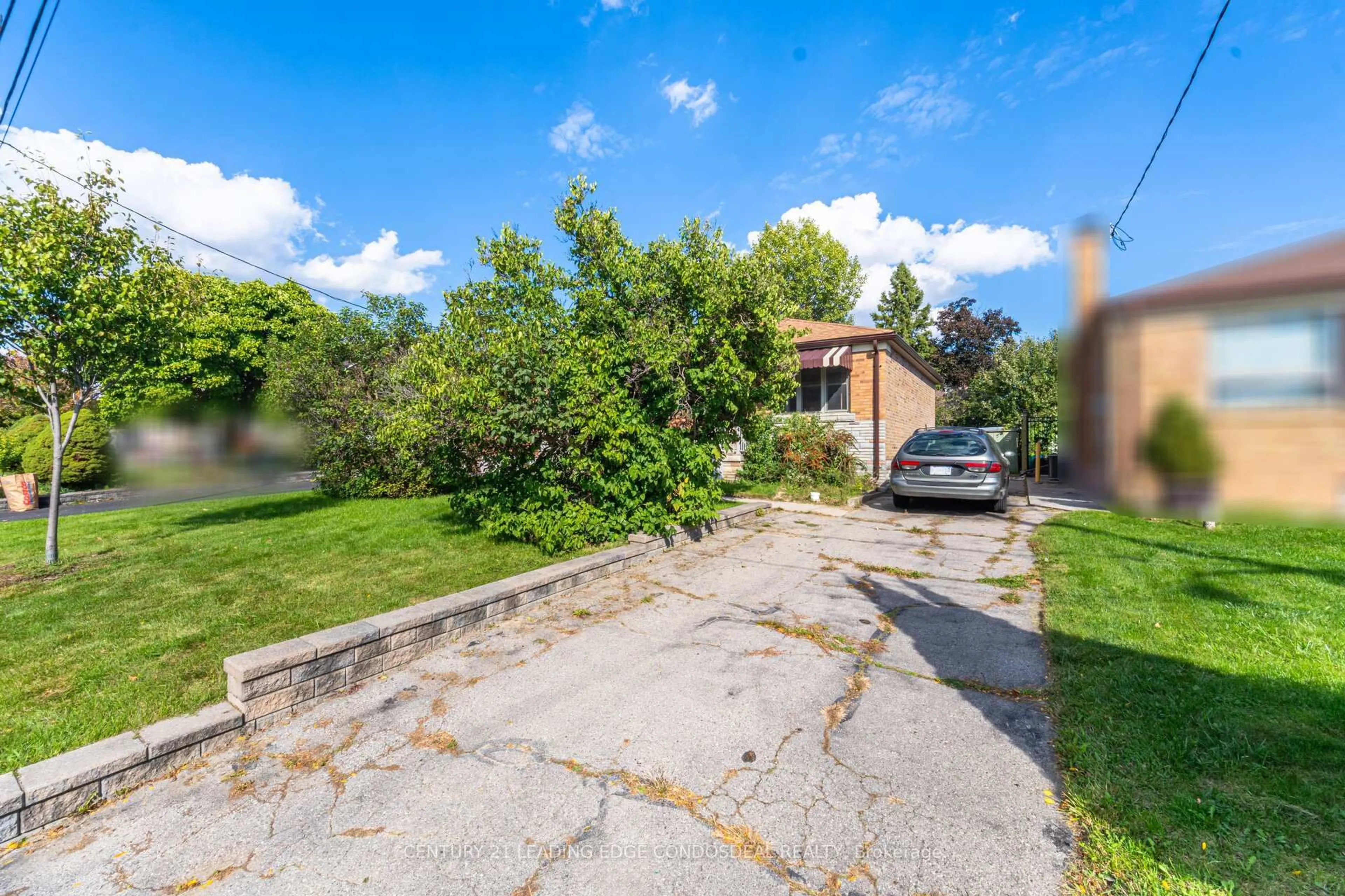 A pic from outside/outdoor area/front of a property/back of a property/a pic from drone, street for 621 Roding St, Toronto Ontario M3M 2A6