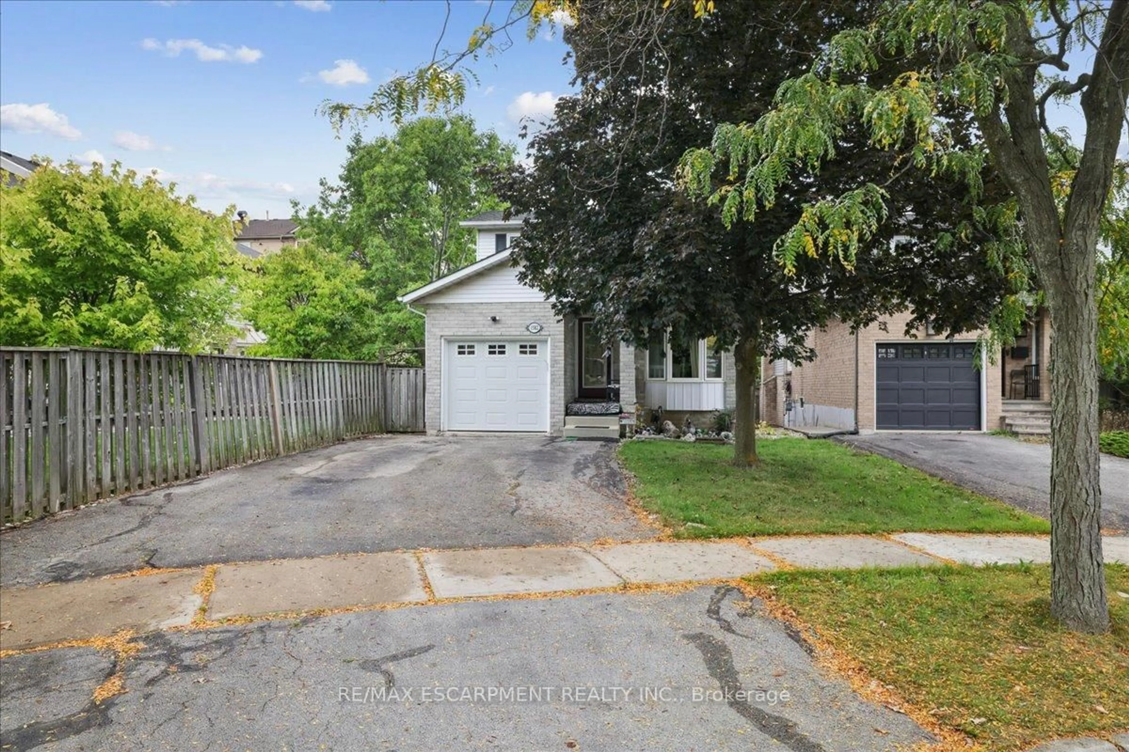 A pic from outside/outdoor area/front of a property/back of a property/a pic from drone, street for 1582 Riley Ave, Burlington Ontario L7M 3T6