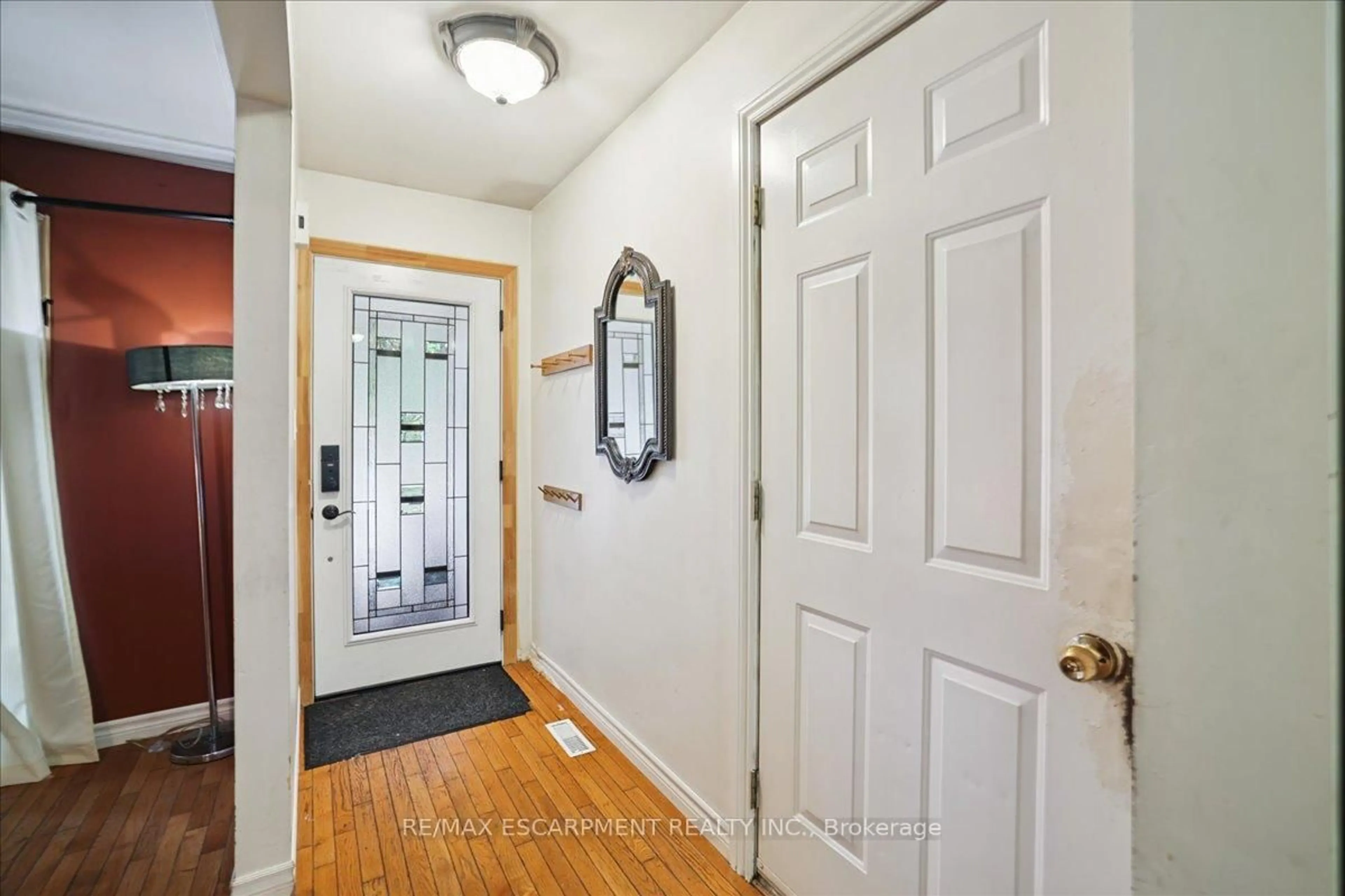 Indoor entryway for 1582 Riley Ave, Burlington Ontario L7M 3T6