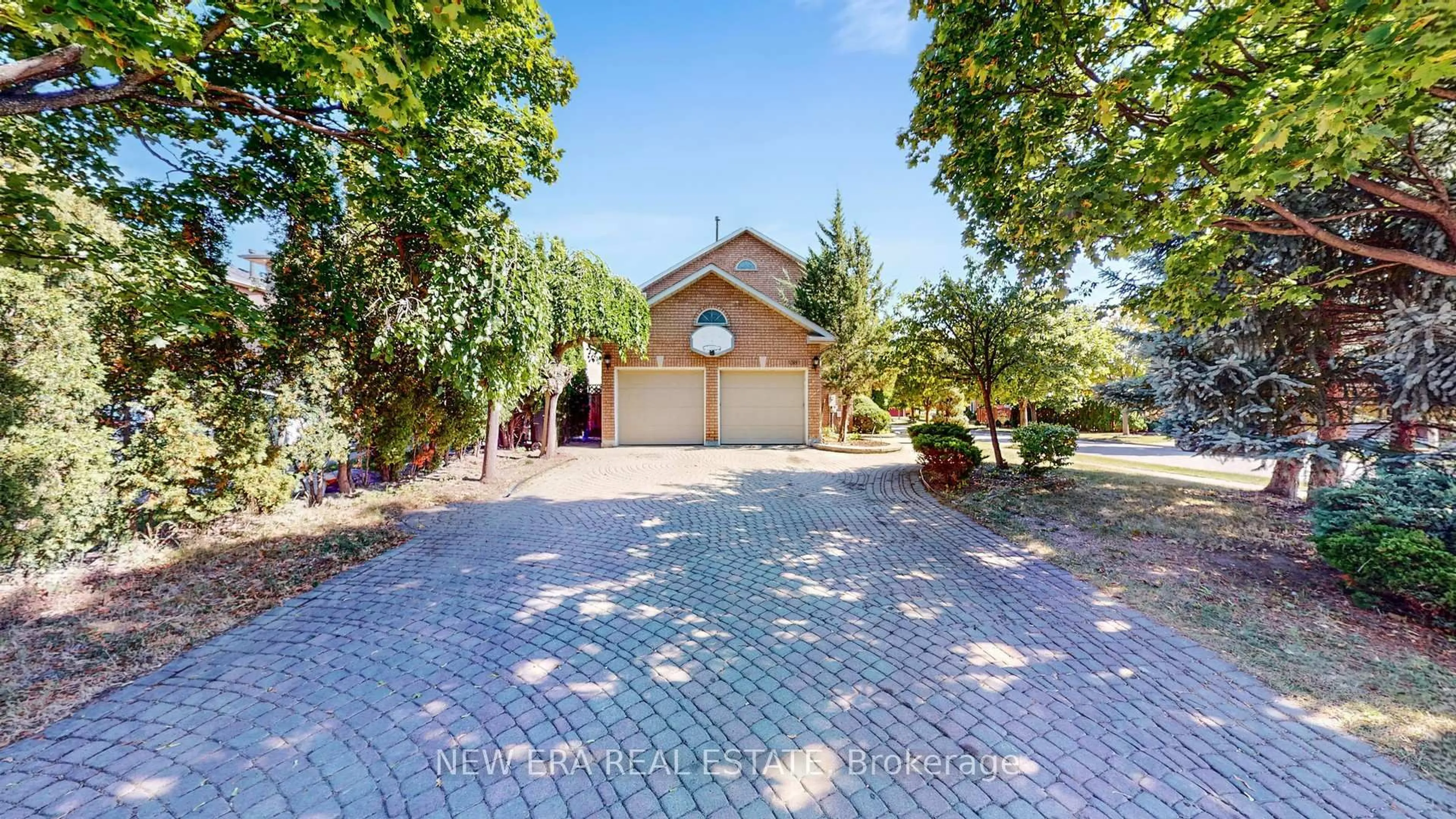 A pic from outside/outdoor area/front of a property/back of a property/a pic from drone, street for 1380 Daniel Creek Rd, Mississauga Ontario L5V 1V3