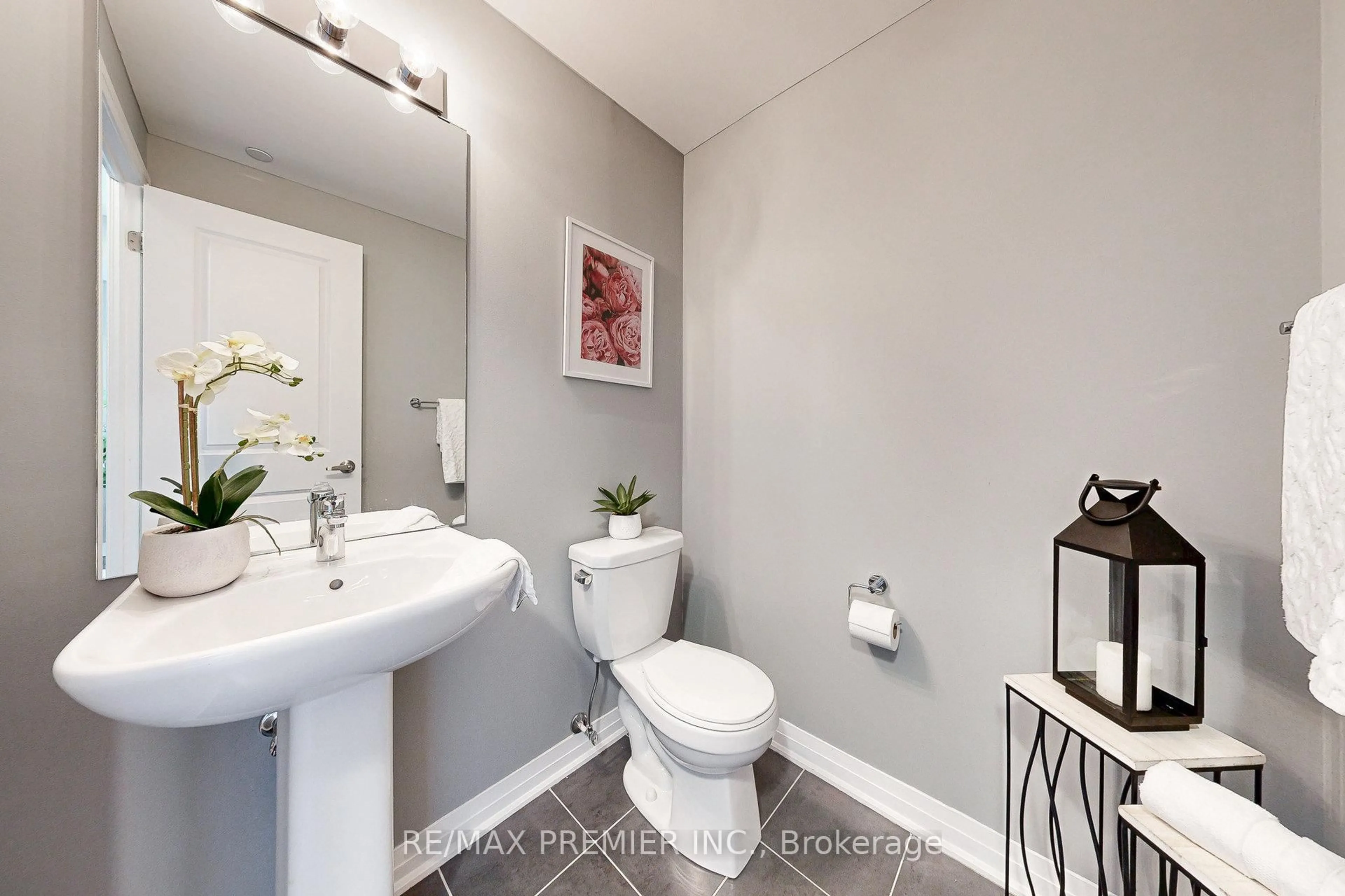 Standard bathroom, ceramic/tile floor for 670 Atwater Ave #16, Mississauga Ontario L5G 0B6