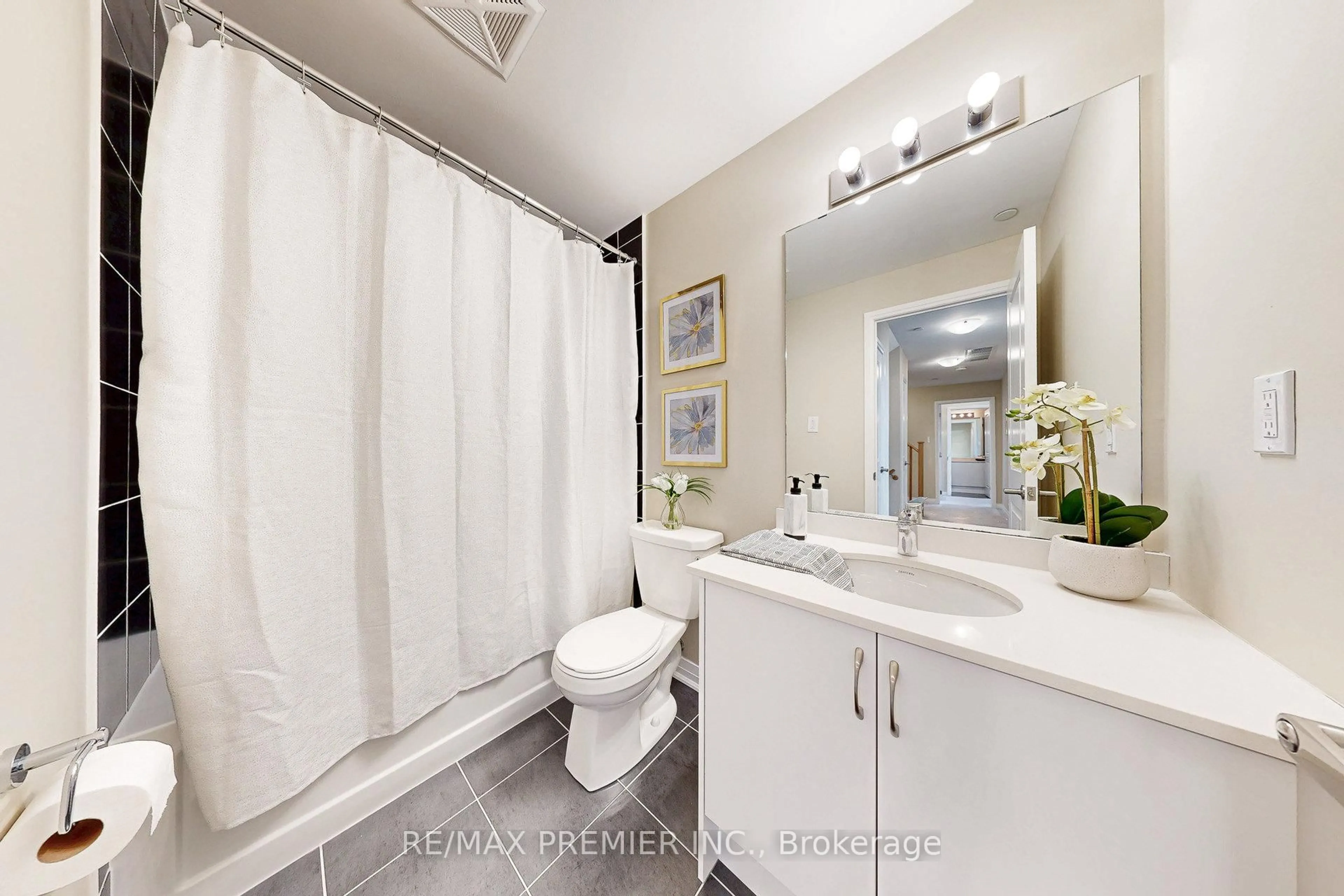 Standard bathroom, ceramic/tile floor for 670 Atwater Ave #16, Mississauga Ontario L5G 0B6