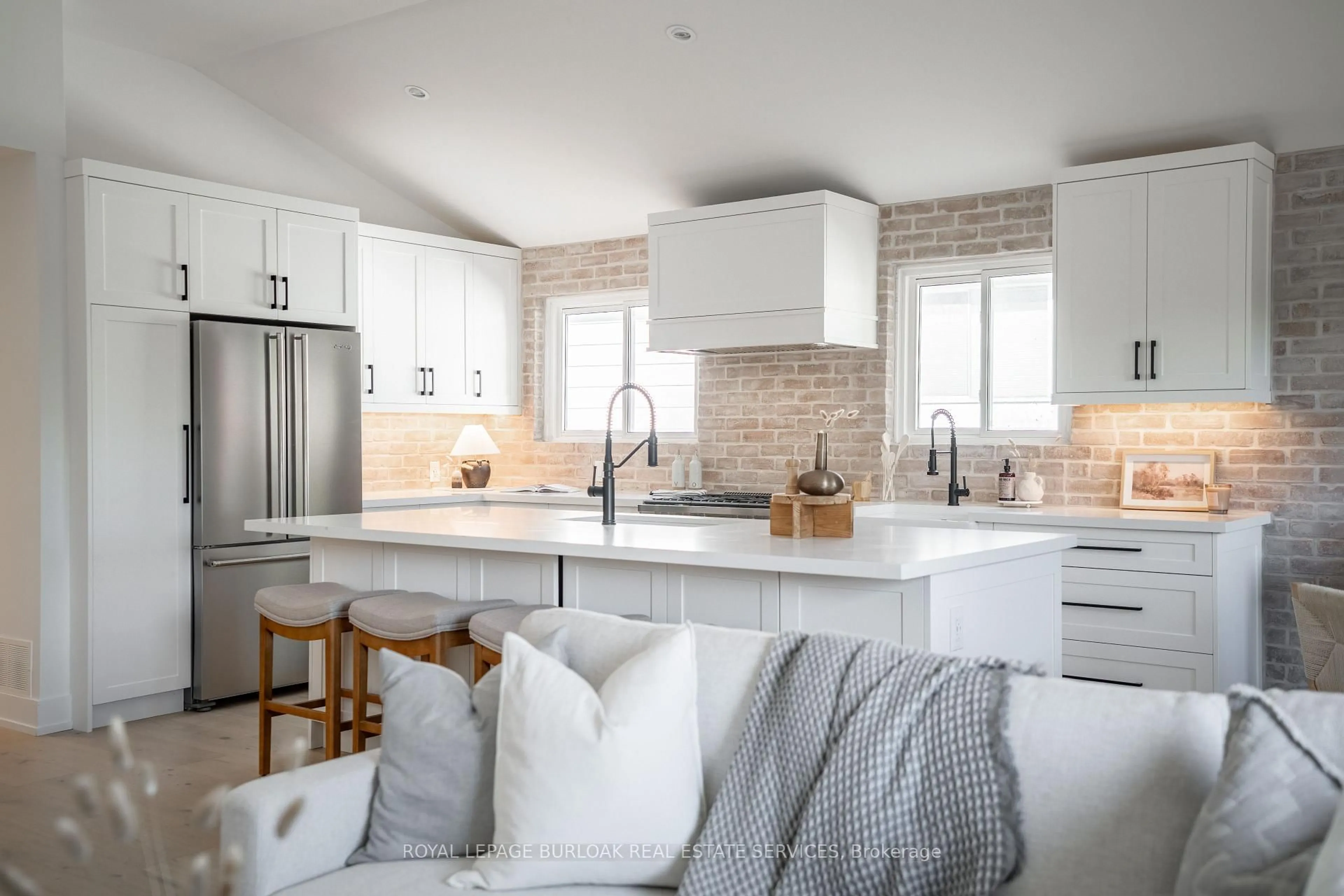 Open concept kitchen, ceramic/tile floor for 1365 Janina Blvd, Burlington Ontario L7P 1K5