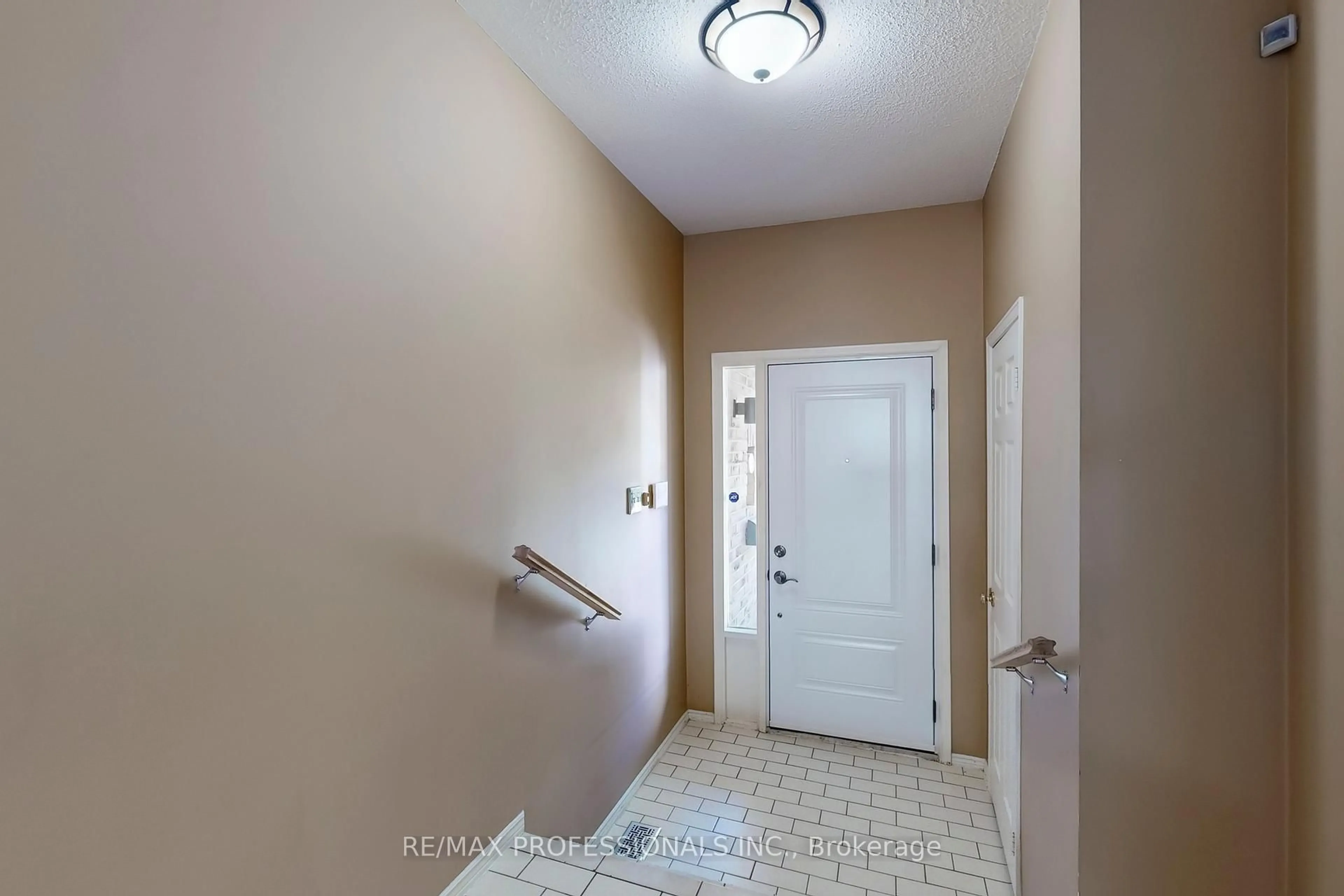 Indoor entryway for 46 Tamarack Circ, Toronto Ontario M9P 3T9