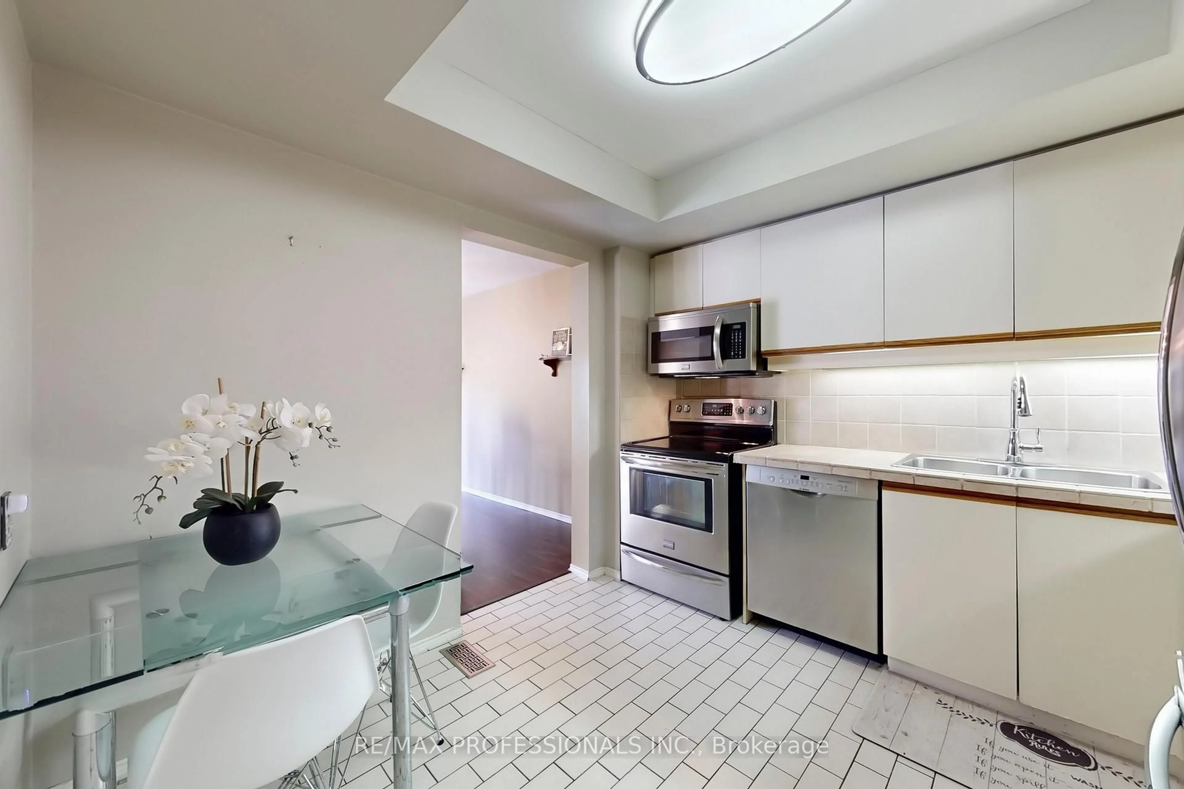 Standard kitchen, ceramic/tile floor for 46 Tamarack Circ, Toronto Ontario M9P 3T9