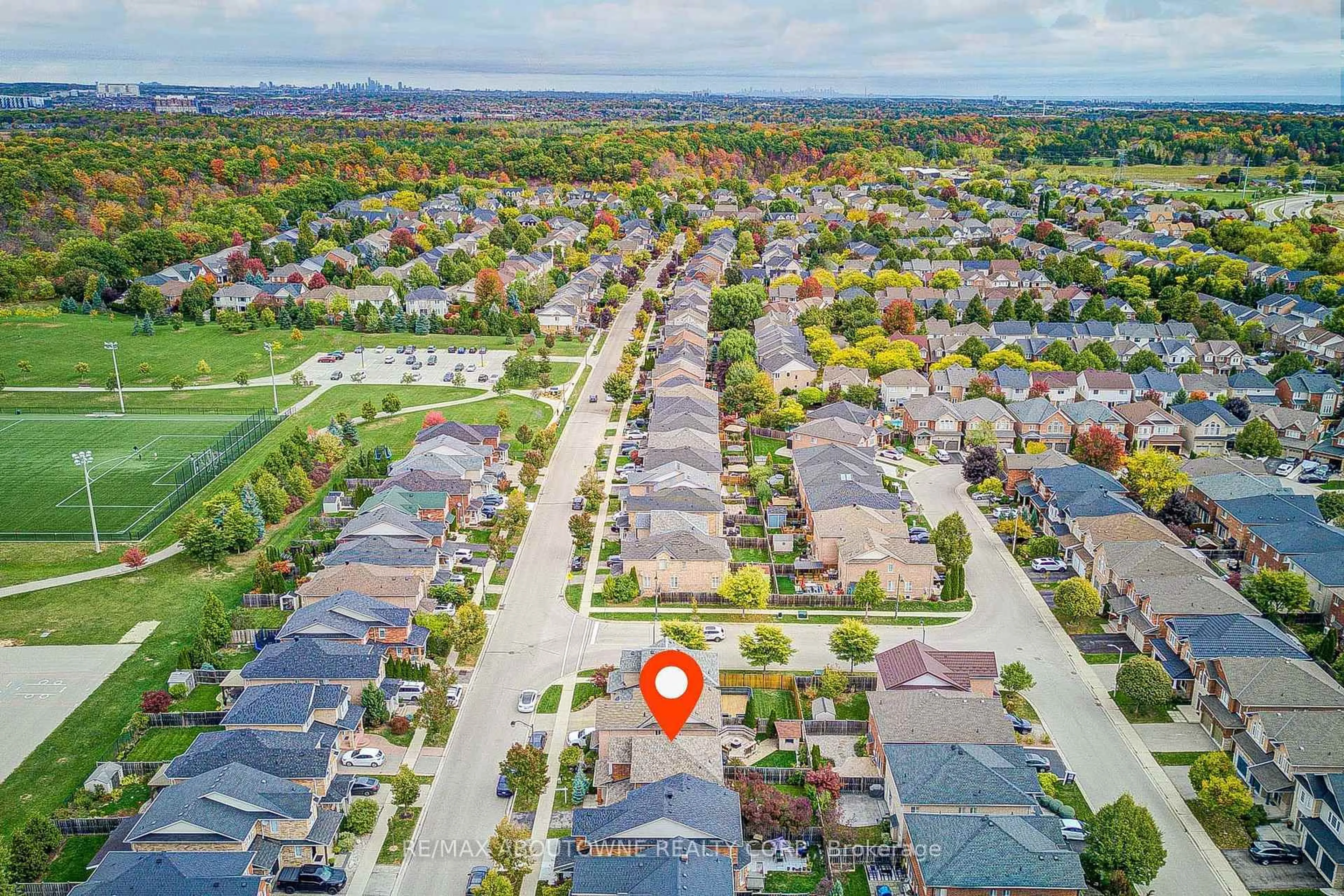 A pic from outside/outdoor area/front of a property/back of a property/a pic from drone, street for 5868 Blue Spruce Ave, Burlington Ontario L7L 7N8
