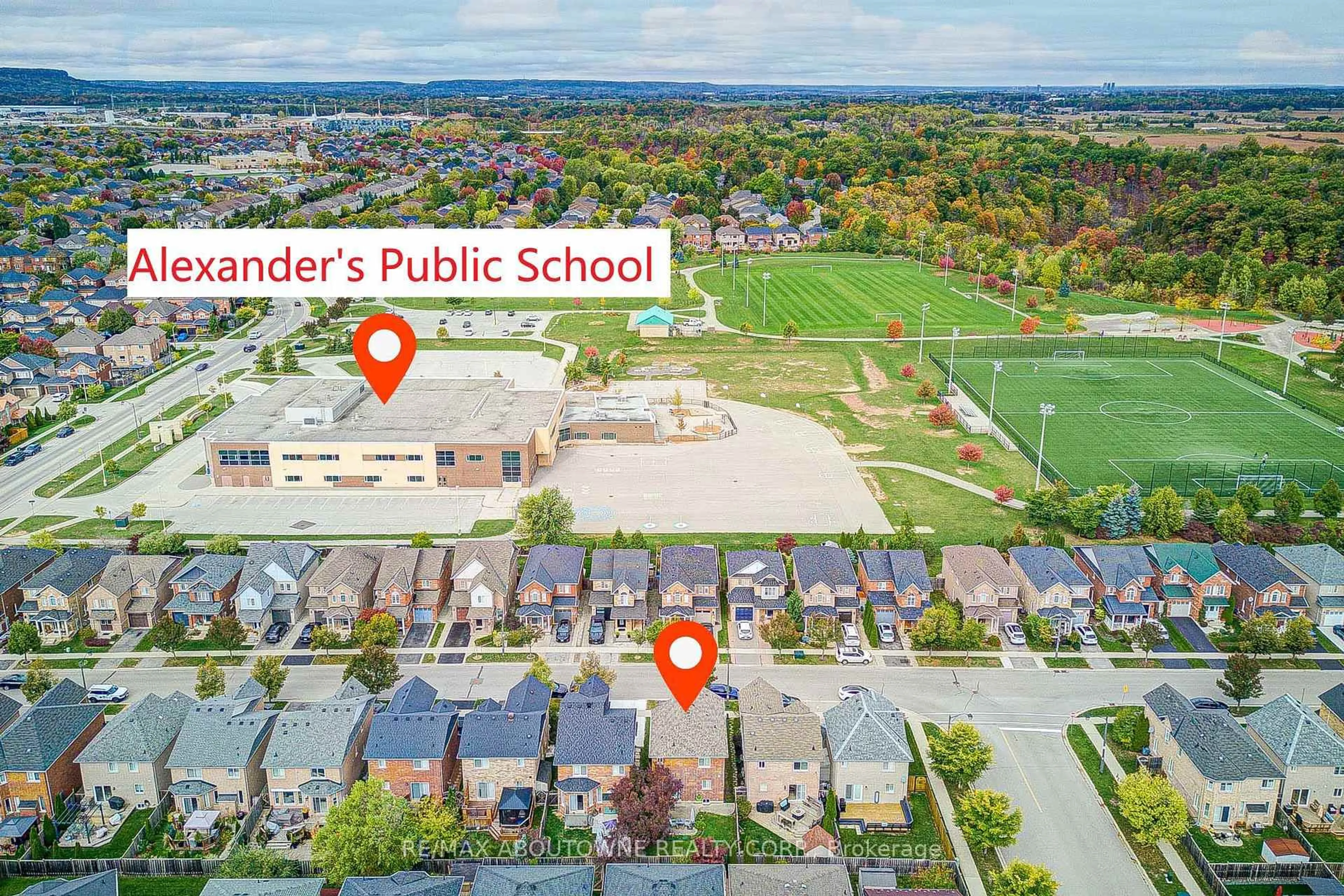 A pic from outside/outdoor area/front of a property/back of a property/a pic from drone, street for 5868 Blue Spruce Ave, Burlington Ontario L7L 7N8