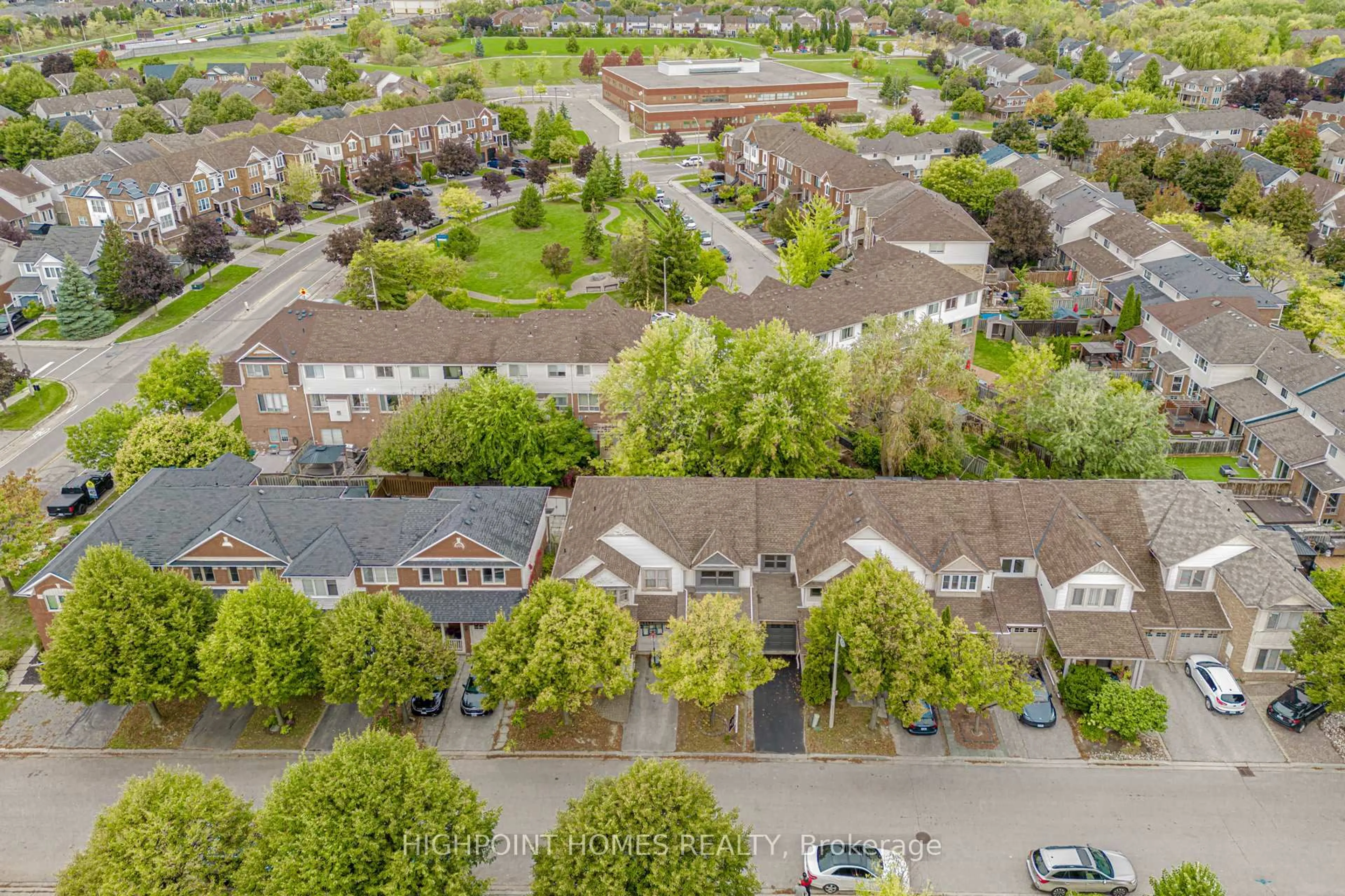 A pic from outside/outdoor area/front of a property/back of a property/a pic from drone, street for 5141 Brada Cres, Burlington Ontario L7L 6L2
