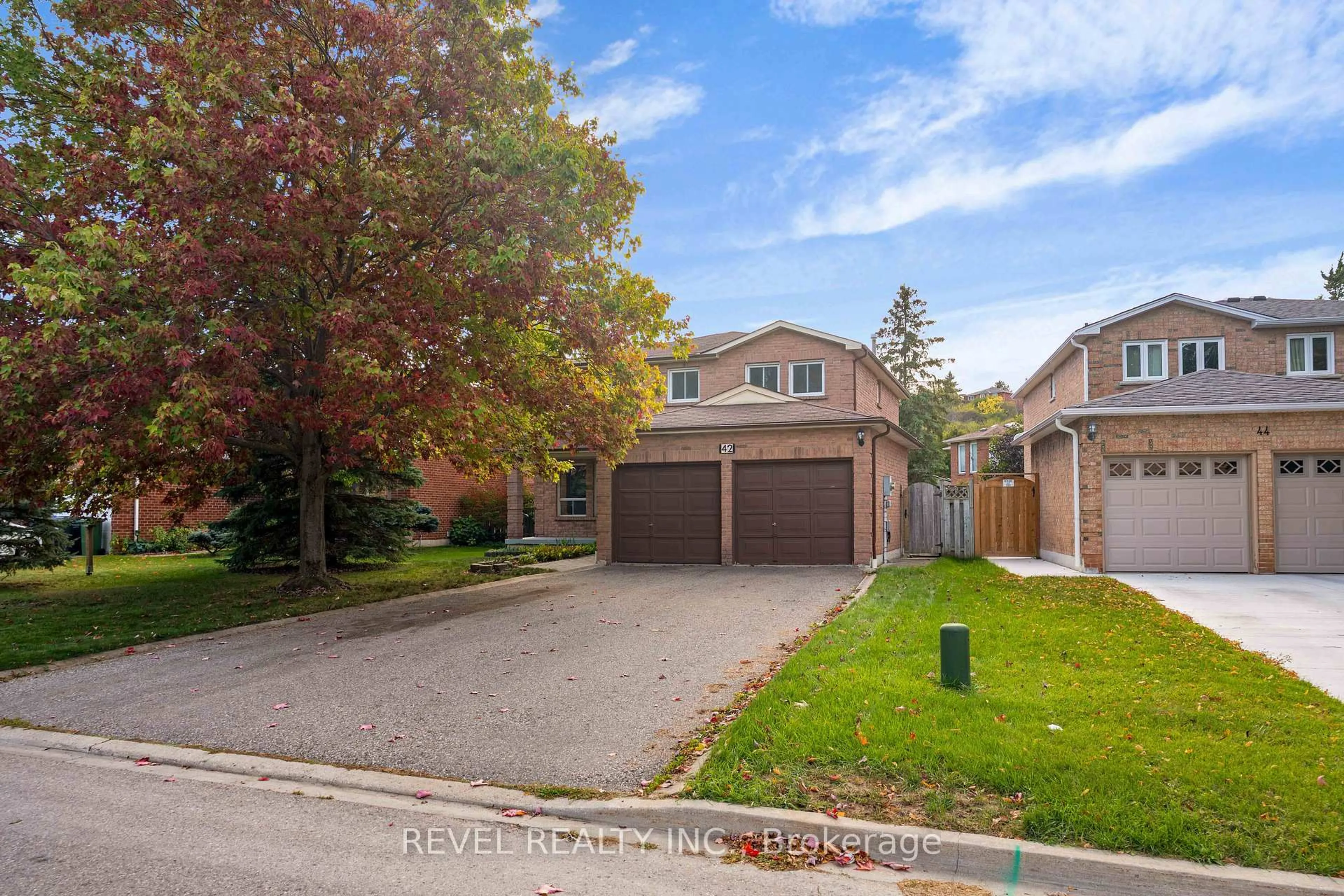 A pic from outside/outdoor area/front of a property/back of a property/a pic from drone, street for 42 Deer Valley Dr, Caledon Ontario L7E 2E5