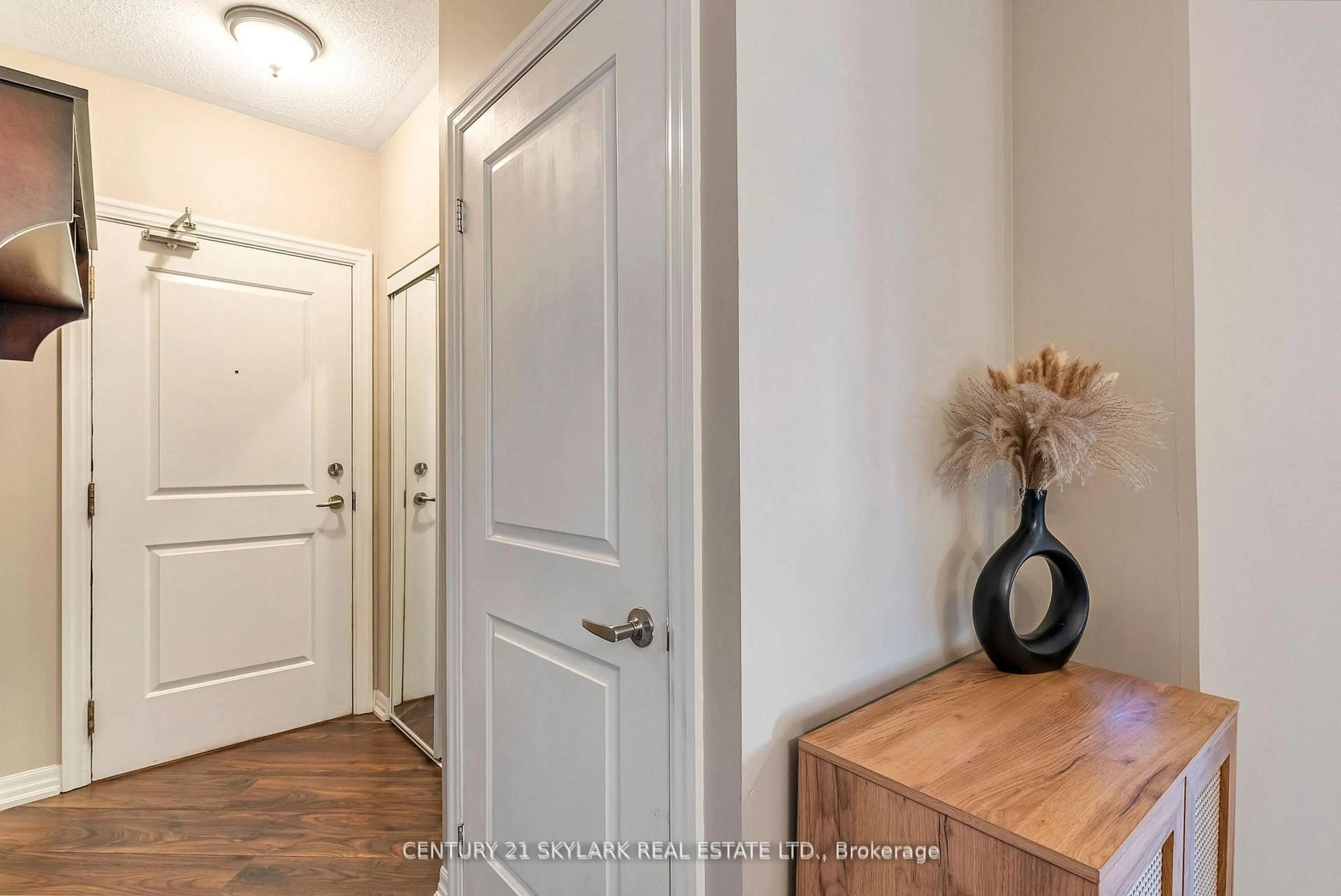 Indoor entryway for 245 Dalesford Rd #516, Toronto Ontario M8Y 4H7