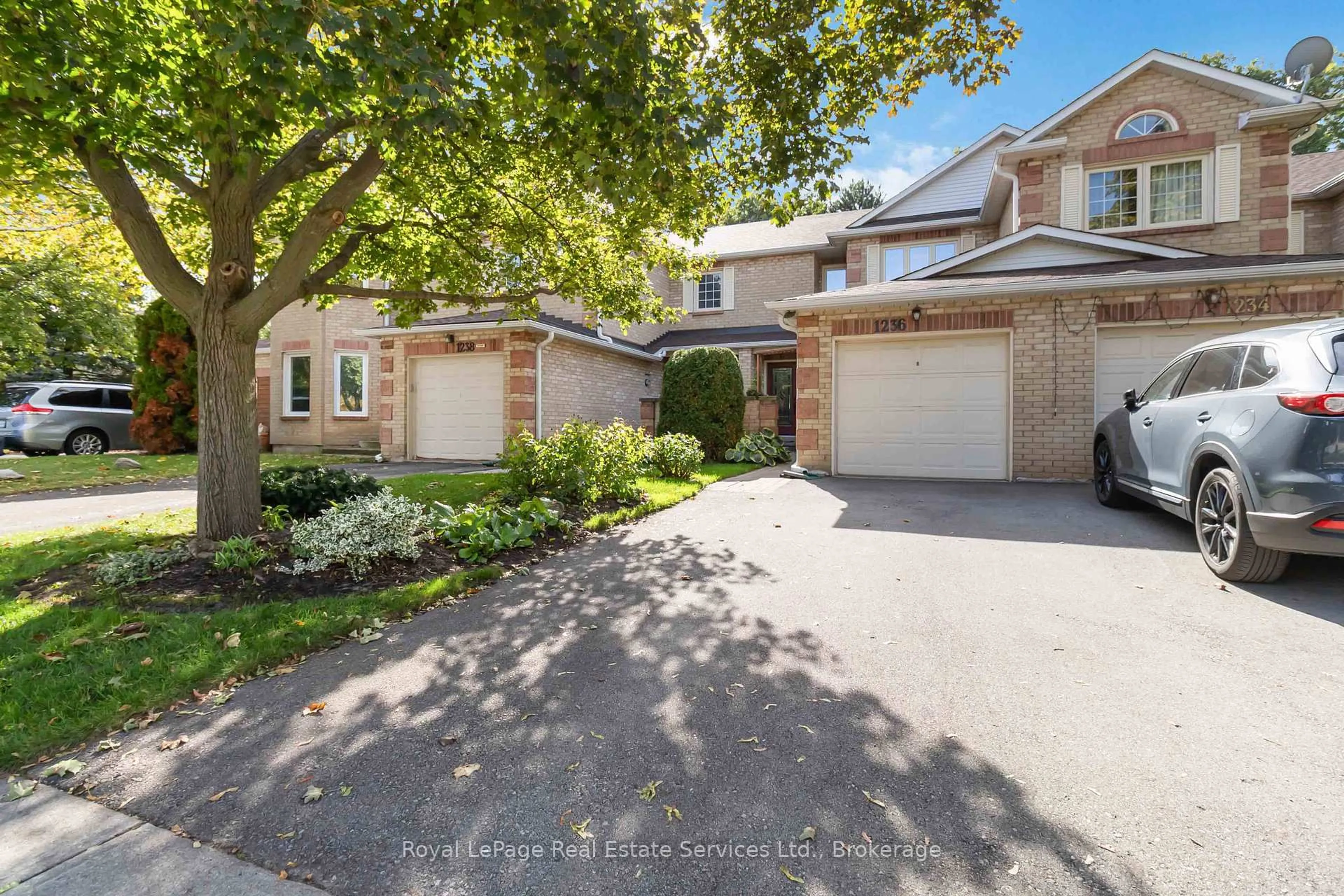 A pic from outside/outdoor area/front of a property/back of a property/a pic from drone, street for 1236 McCraney St, Oakville Ontario L6H 4S6