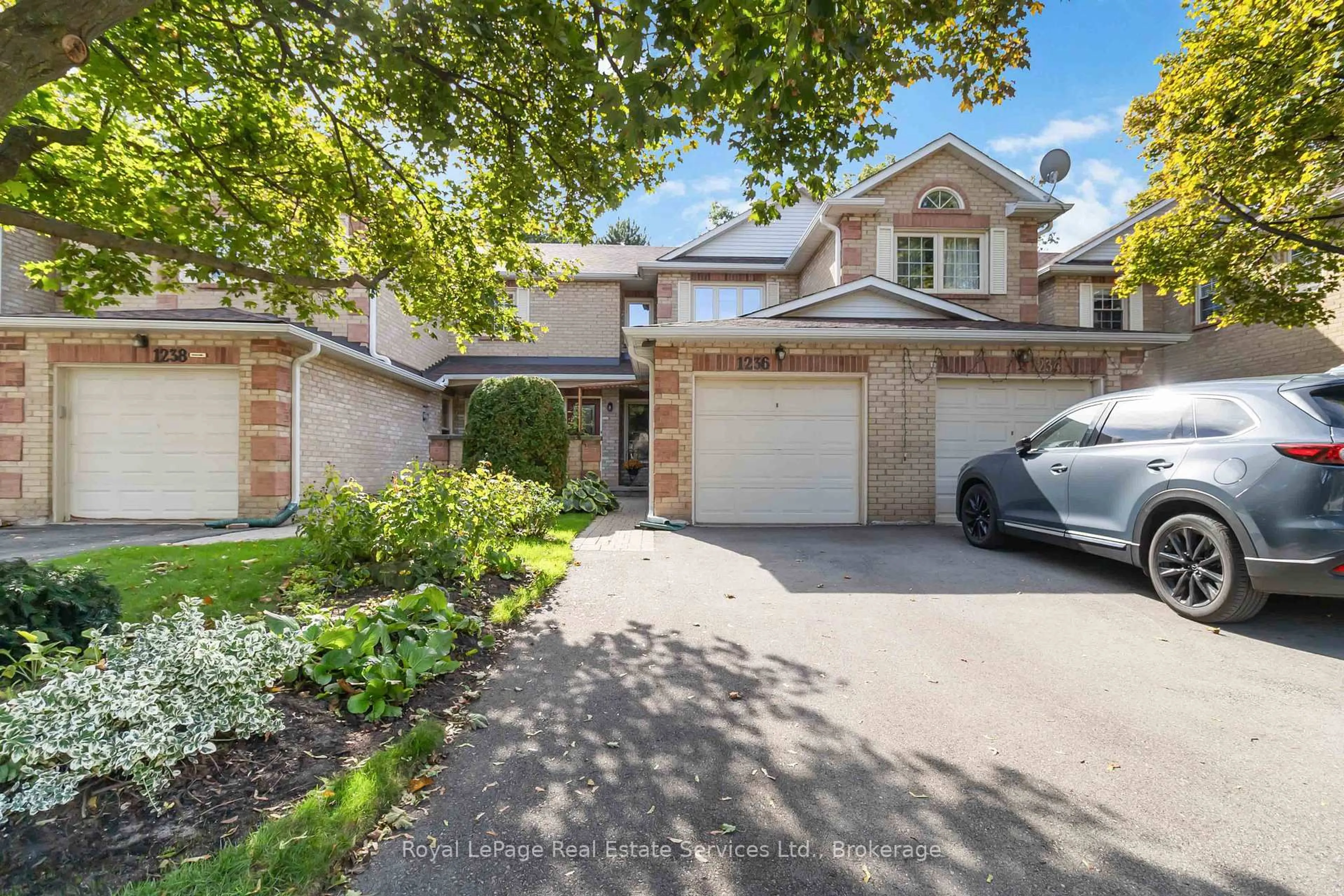 A pic from outside/outdoor area/front of a property/back of a property/a pic from drone, street for 1236 McCraney St, Oakville Ontario L6H 4S6