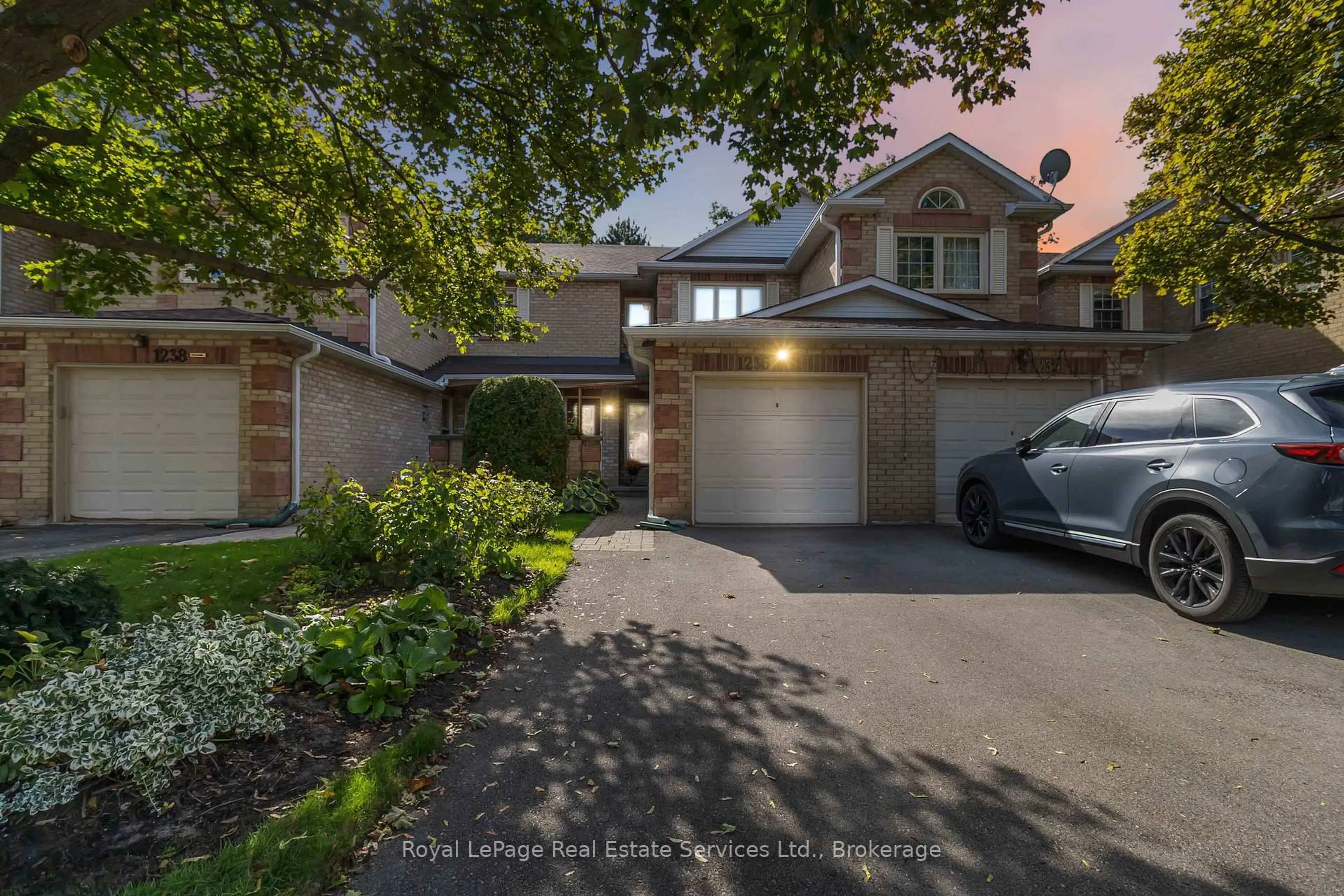 A pic from outside/outdoor area/front of a property/back of a property/a pic from drone, street for 1236 McCraney St, Oakville Ontario L6H 4S6