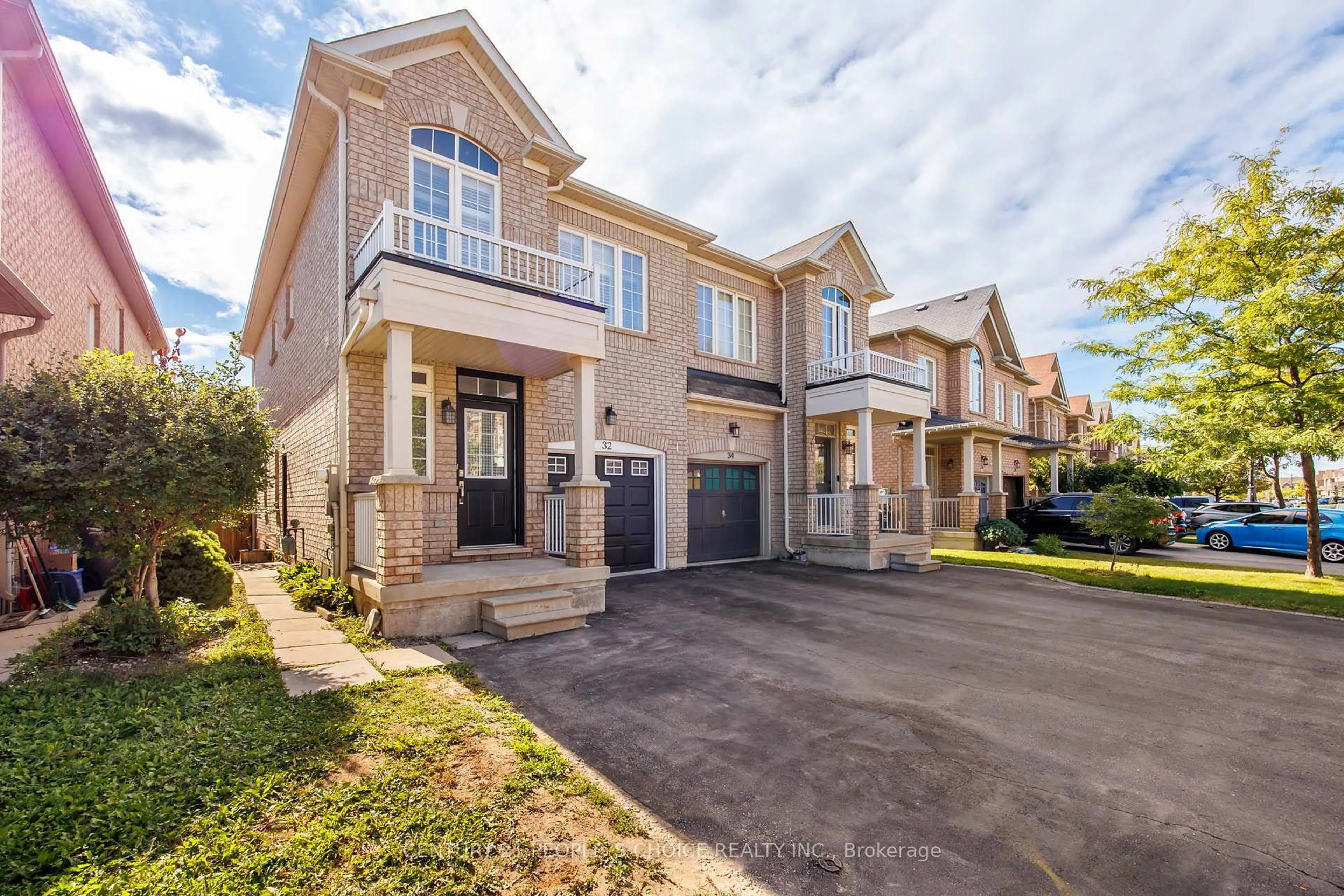 A pic from outside/outdoor area/front of a property/back of a property/a pic from drone, street for 32 Frenchpark Circ, Brampton Ontario L6X 0Y6