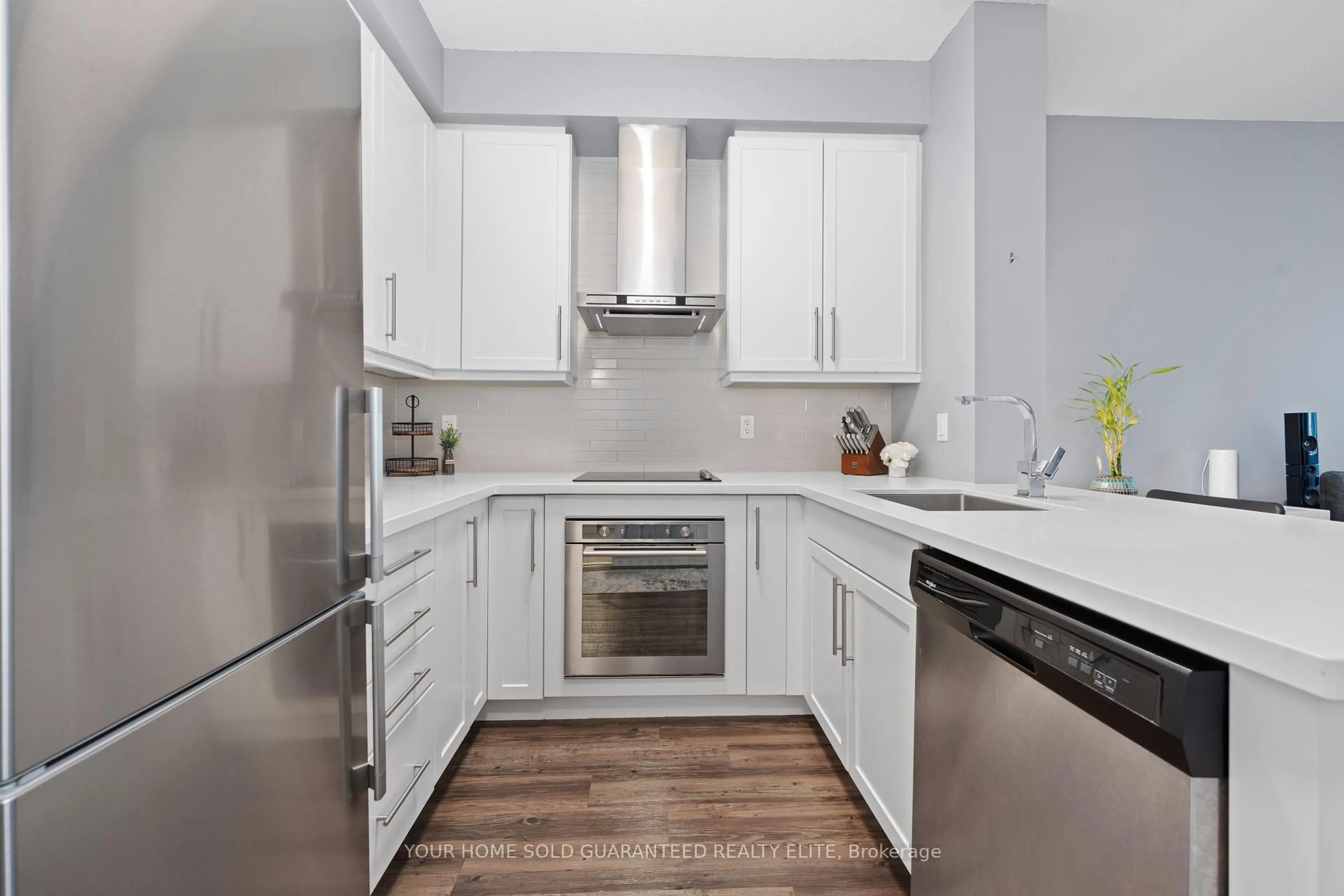 Standard kitchen, unknown for 2087 Fairview St #906, Burlington Ontario L7R 0E5