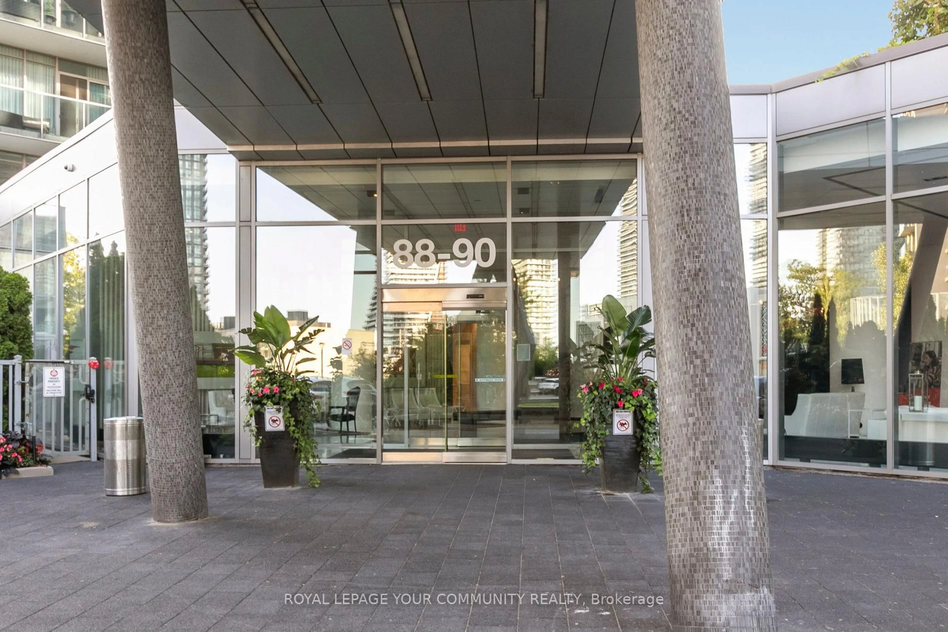 Indoor foyer for 88 Park Lawn Rd #2112, Toronto Ontario M8Y 0B6
