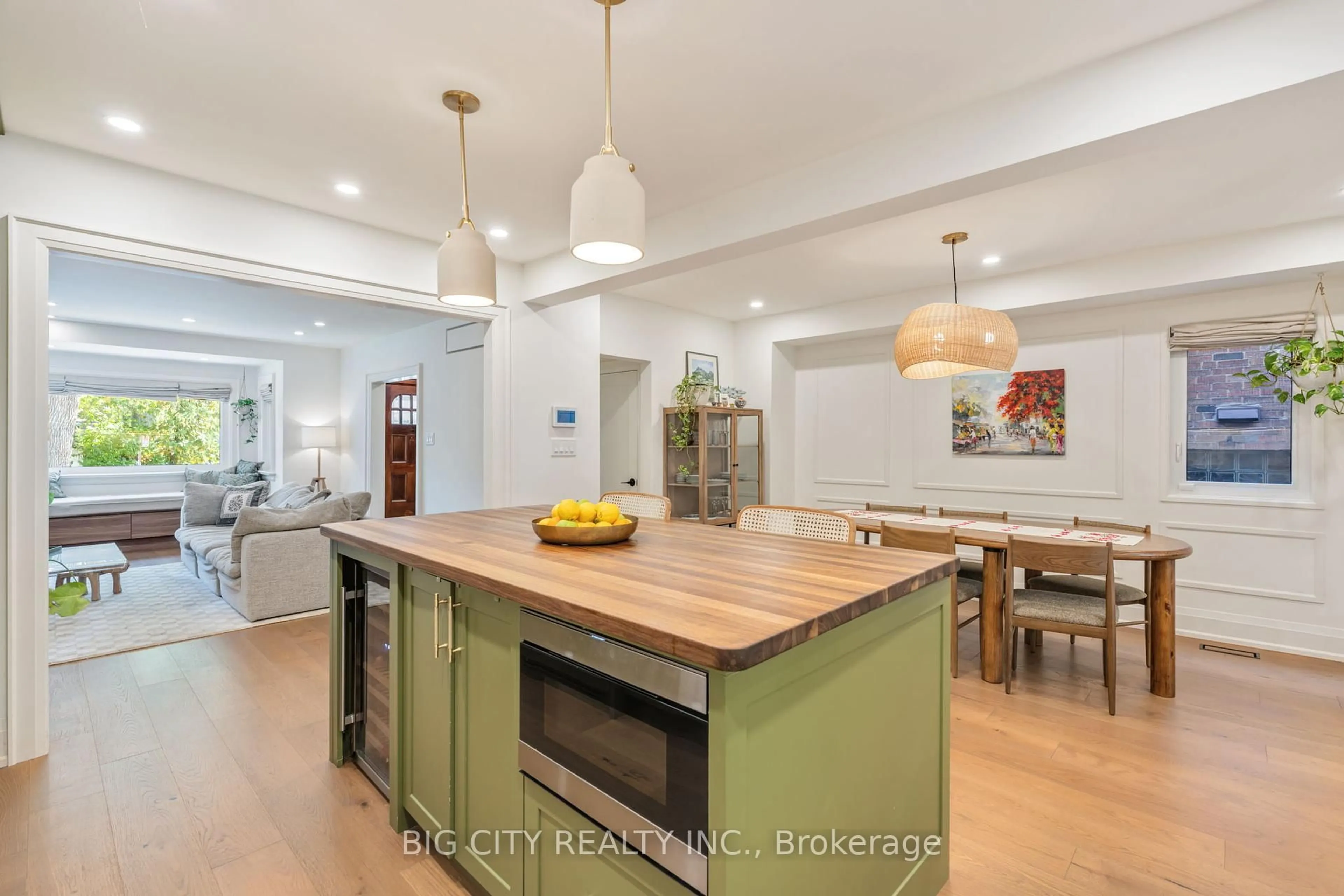 Open concept kitchen, unknown for 28 Humberview Rd, Toronto Ontario M6S 1W6