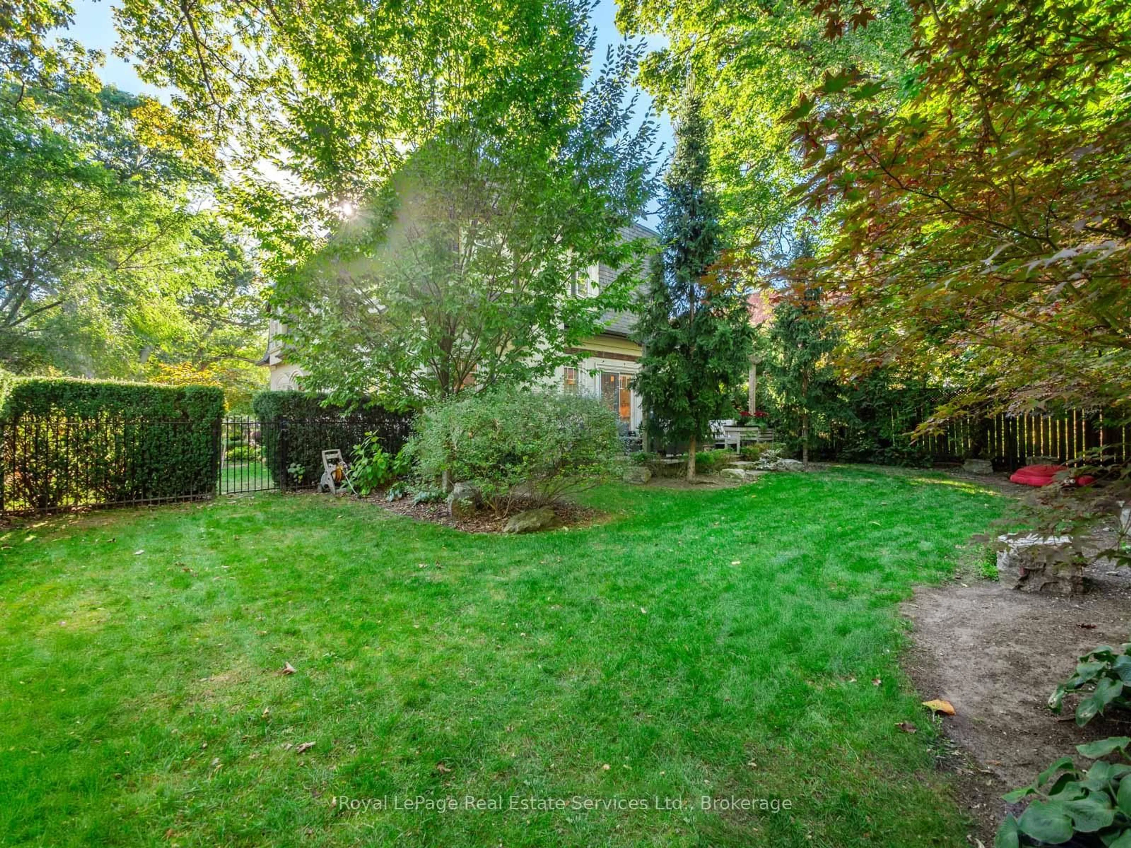 A pic from outside/outdoor area/front of a property/back of a property/a pic from drone, forest/trees view for 295 Maple Ave, Oakville Ontario L6J 3M5