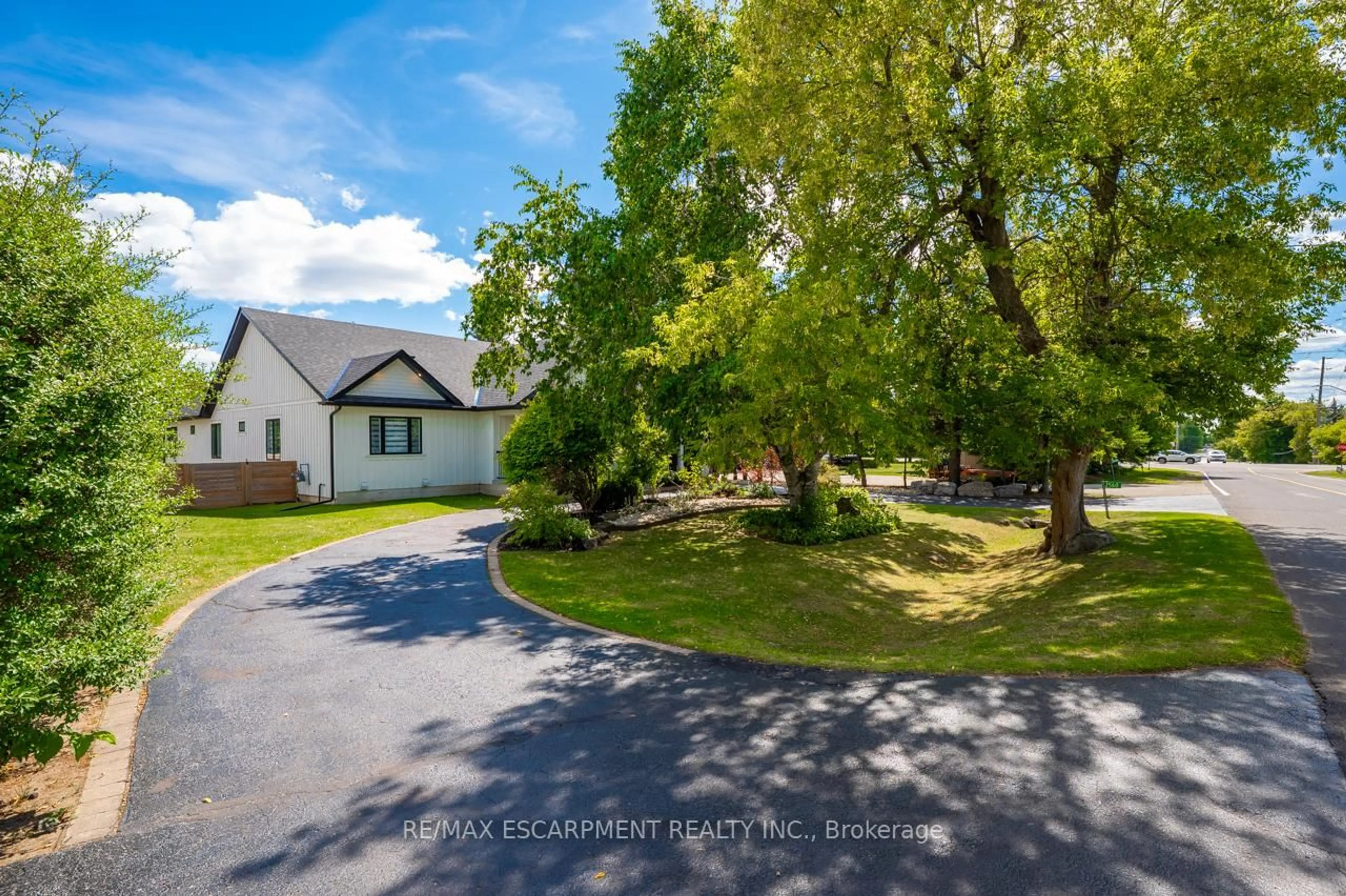 A pic from outside/outdoor area/front of a property/back of a property/a pic from drone, unknown for 2560 2 Sdrd, Burlington Ontario L7M 0T1
