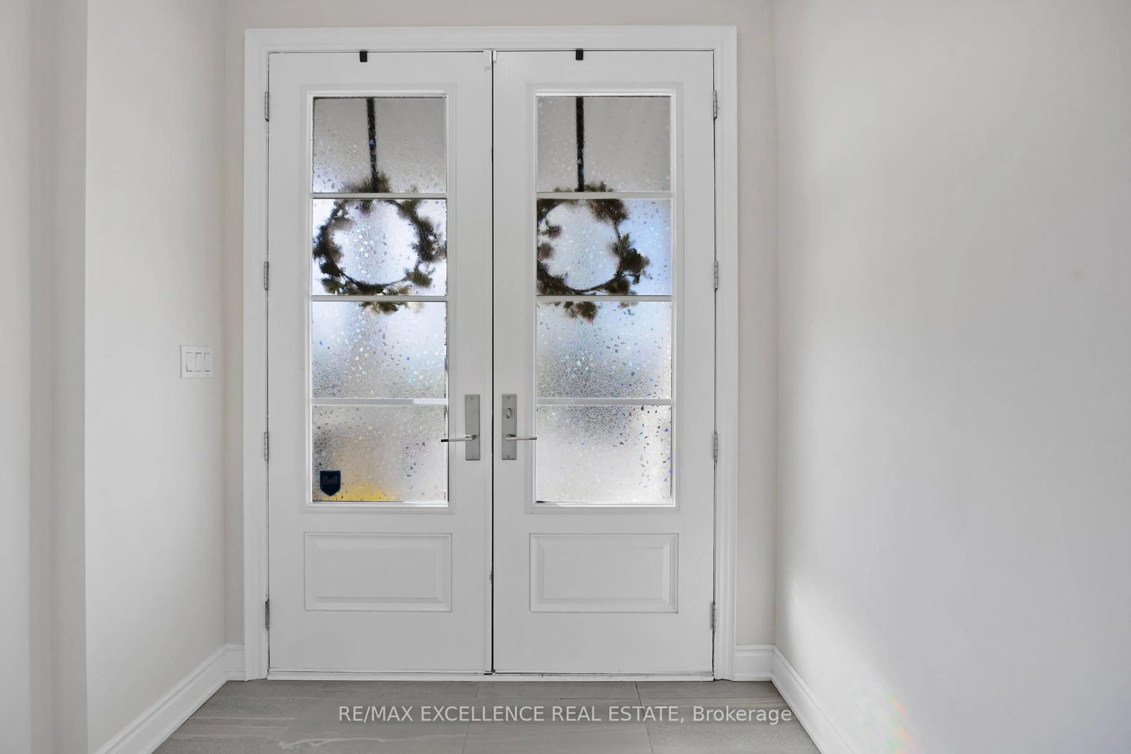 Indoor entryway for 1183 Queens Plate Rd, Oakville Ontario L6M 5M4