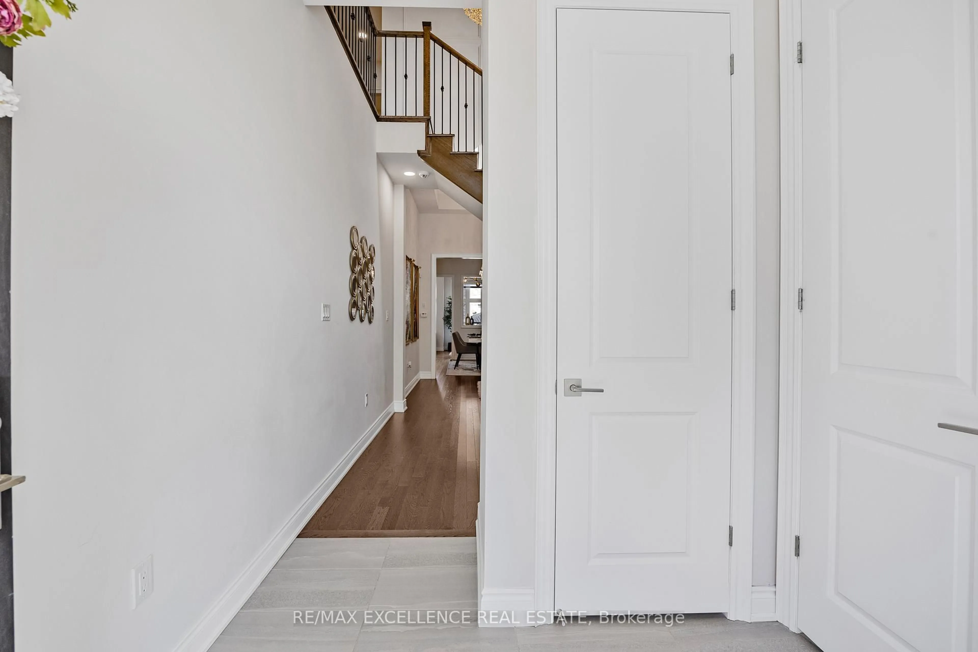 Indoor entryway for 1183 Queens Plate Rd, Oakville Ontario L6M 5M4