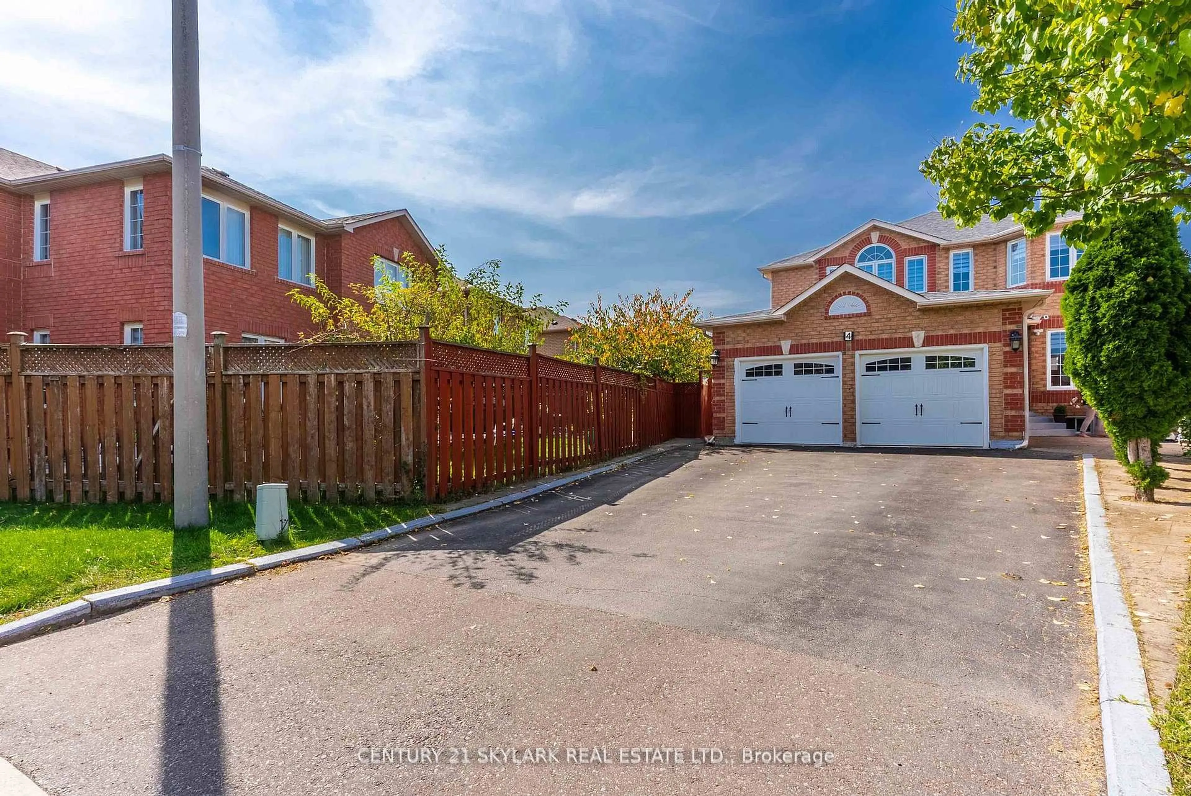A pic from outside/outdoor area/front of a property/back of a property/a pic from drone, street for 4 Moonstone Crt, Brampton Ontario L6Y 4Z8