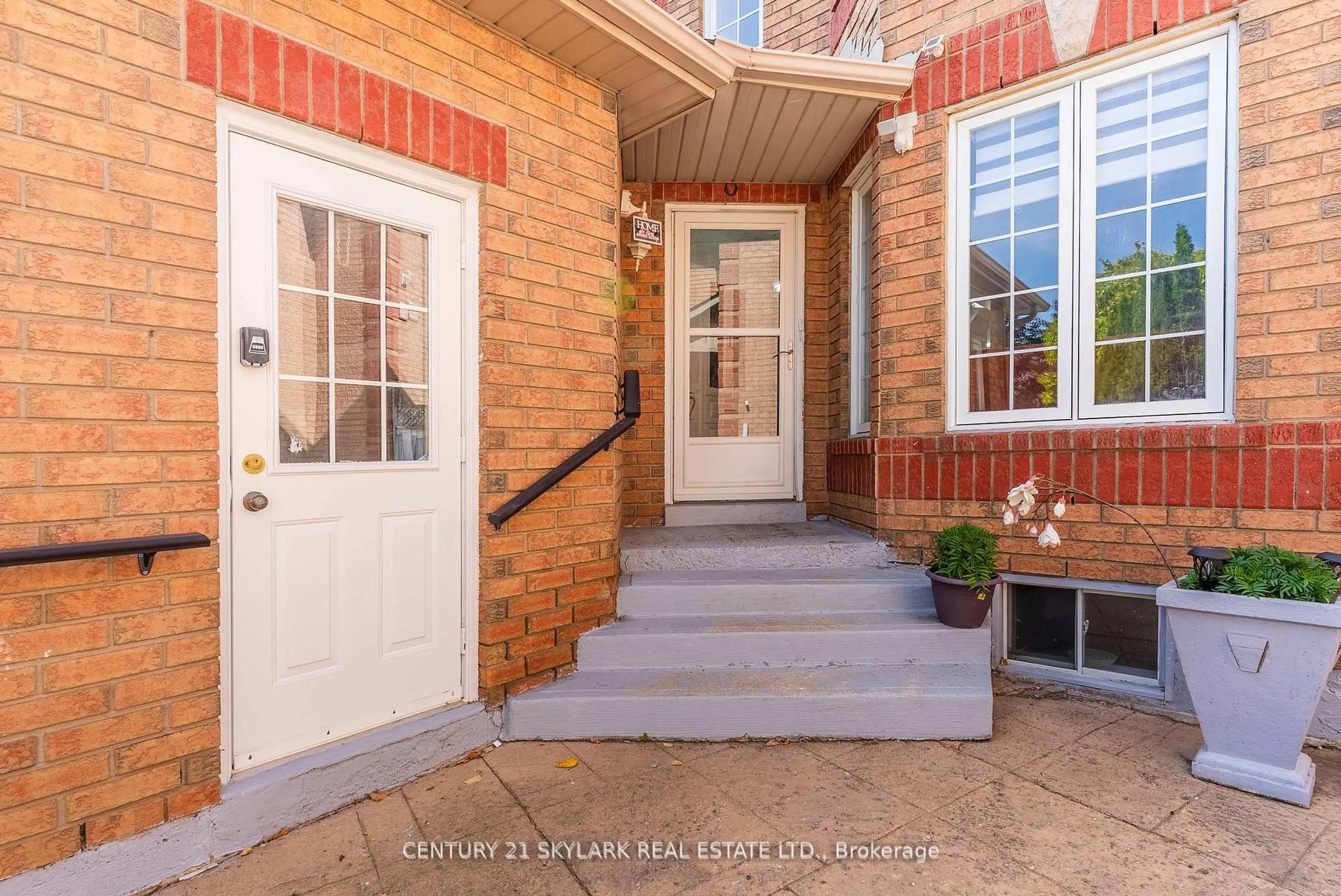 Indoor entryway for 4 Moonstone Crt, Brampton Ontario L6Y 4Z8