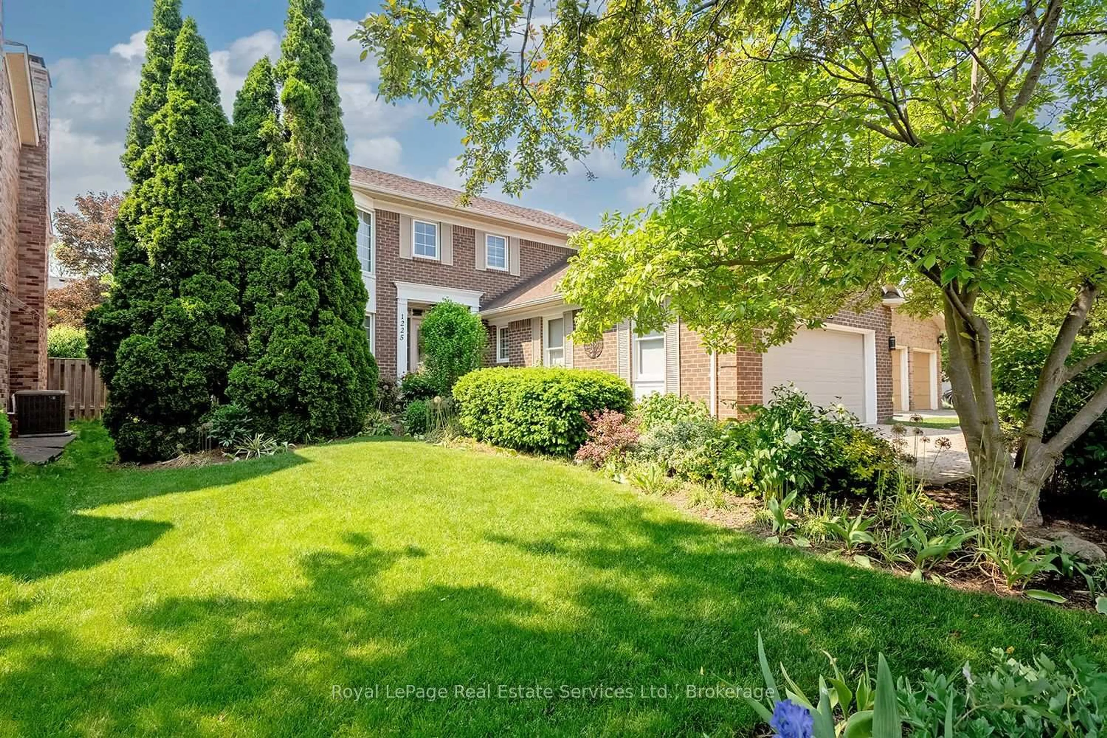 A pic from outside/outdoor area/front of a property/back of a property/a pic from drone, street for 1225 Old Post Dr, Oakville Ontario L6M 1A5