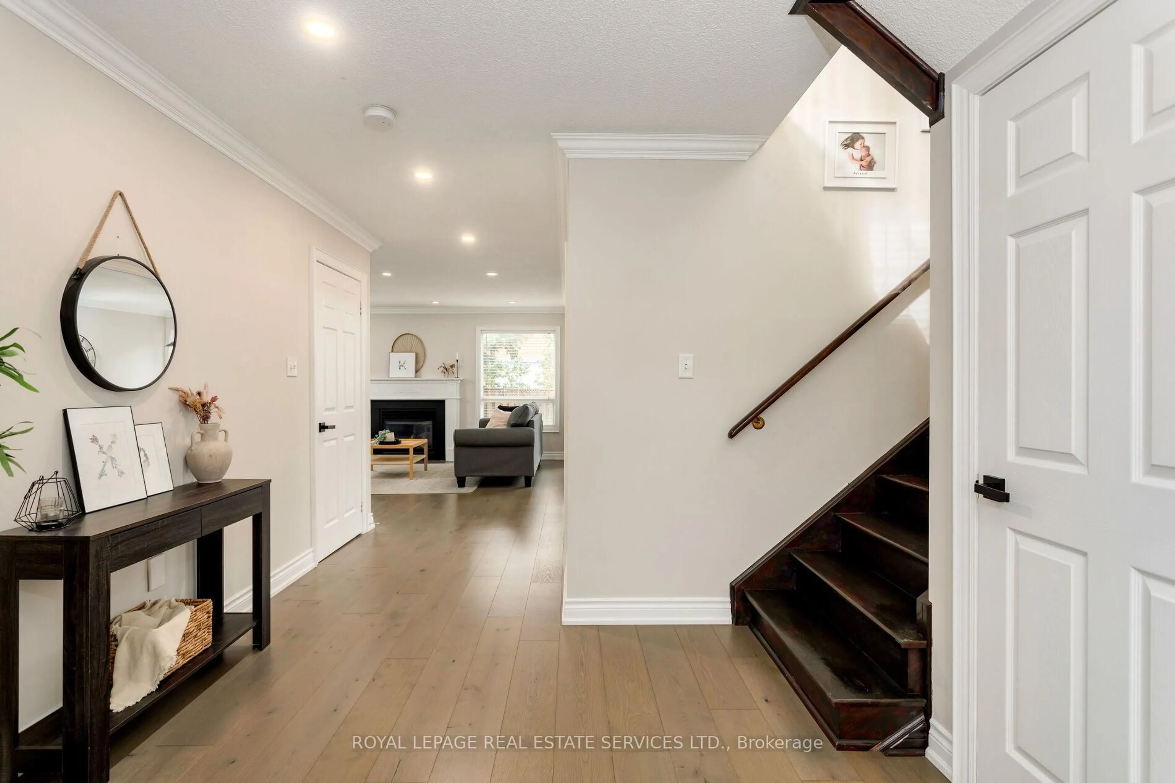 Indoor entryway for 1393 Derby County Cres, Oakville Ontario L6M 4N8