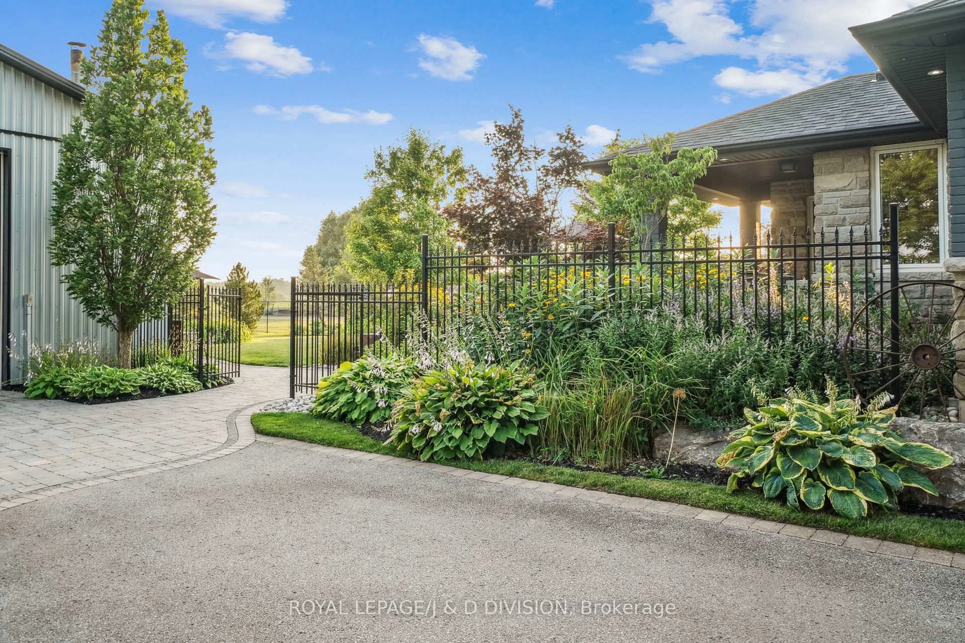 Patio, unknown for 4402 Tremaine Rd, Milton Ontario L9T 2Y1