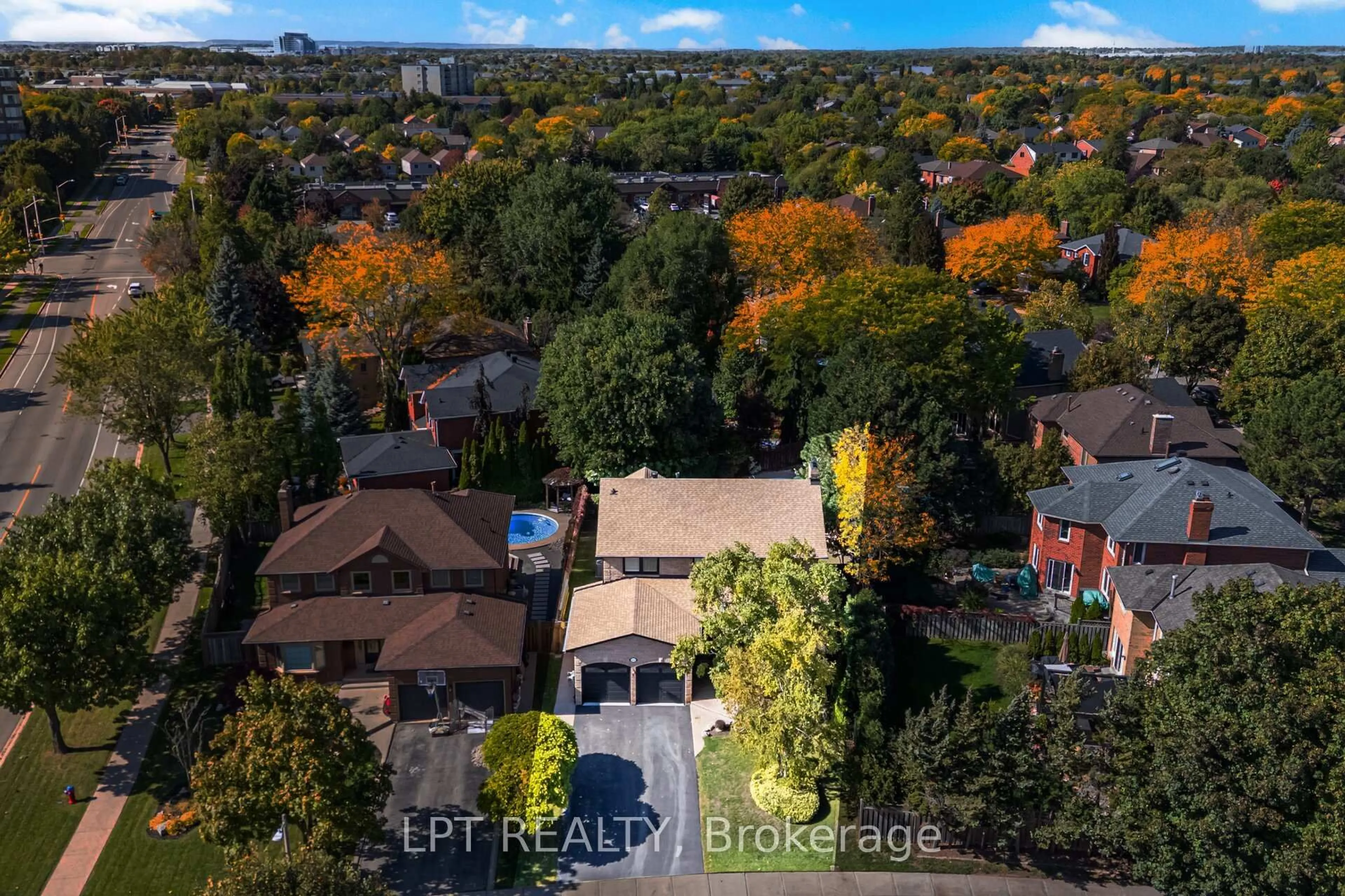 A pic from outside/outdoor area/front of a property/back of a property/a pic from drone, unknown for 1324 Birchcliff Dr, Oakville Ontario L6M 2A4