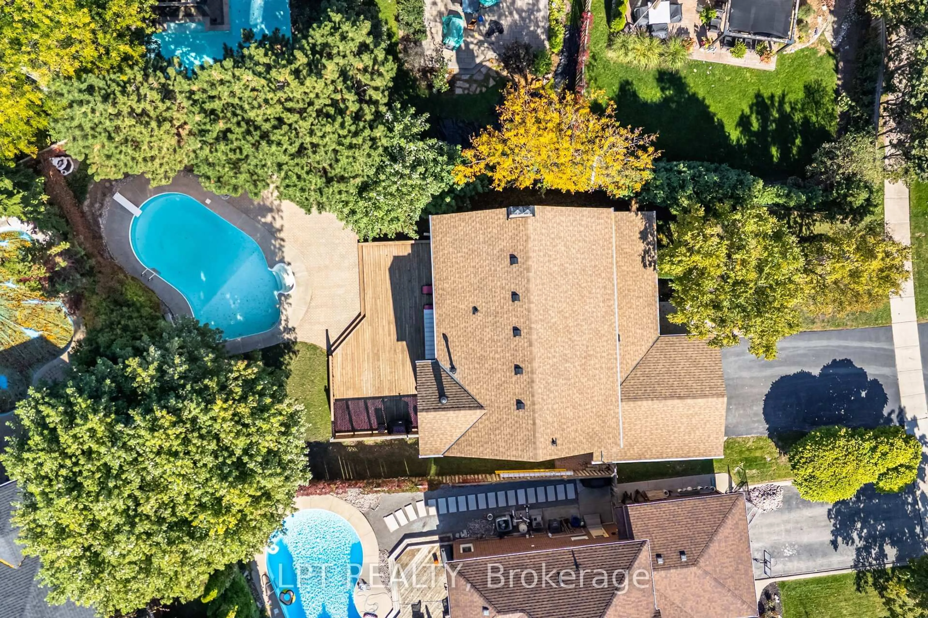 A pic from outside/outdoor area/front of a property/back of a property/a pic from drone, unknown for 1324 Birchcliff Dr, Oakville Ontario L6M 2A4