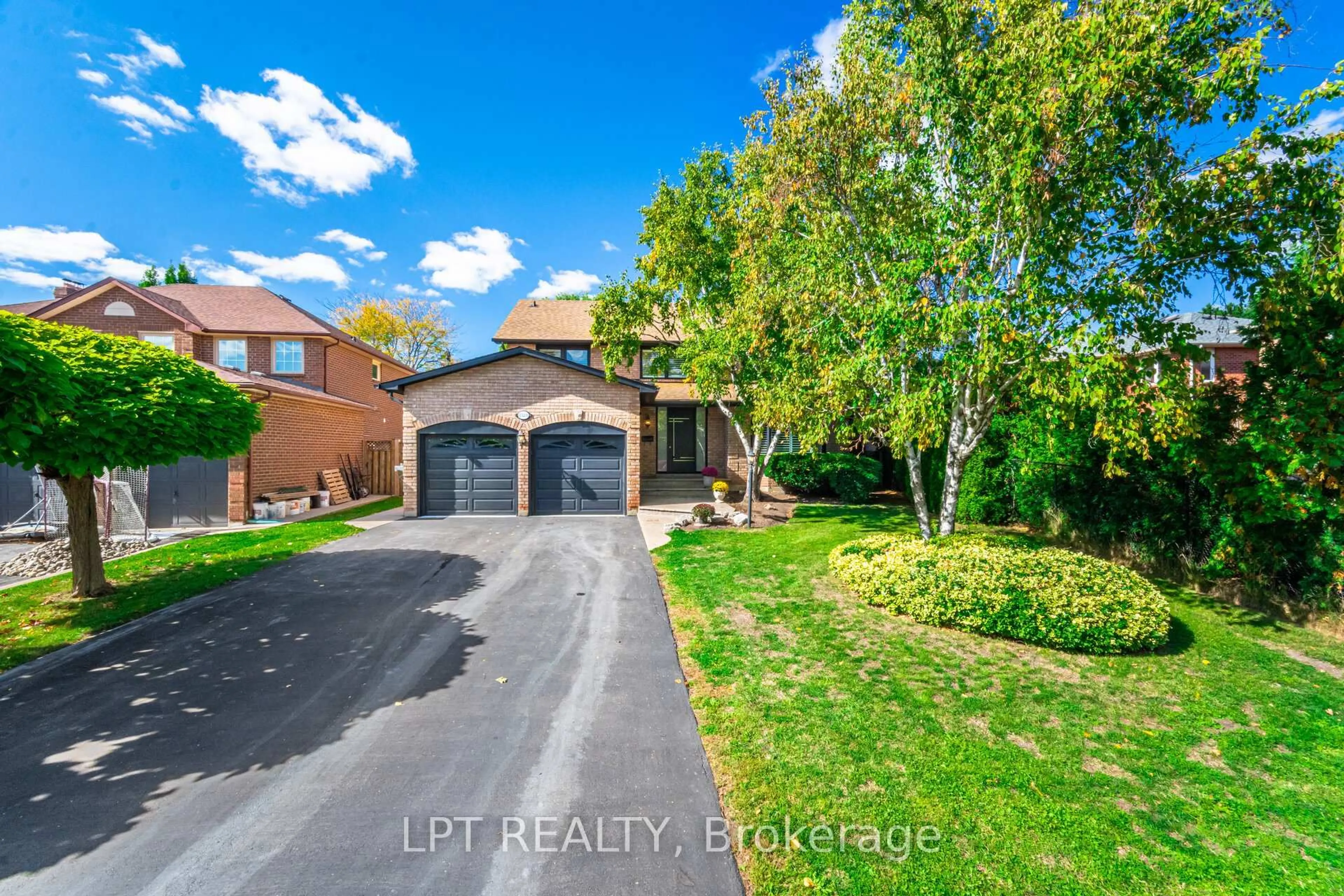 A pic from outside/outdoor area/front of a property/back of a property/a pic from drone, street for 1324 Birchcliff Dr, Oakville Ontario L6M 2A4