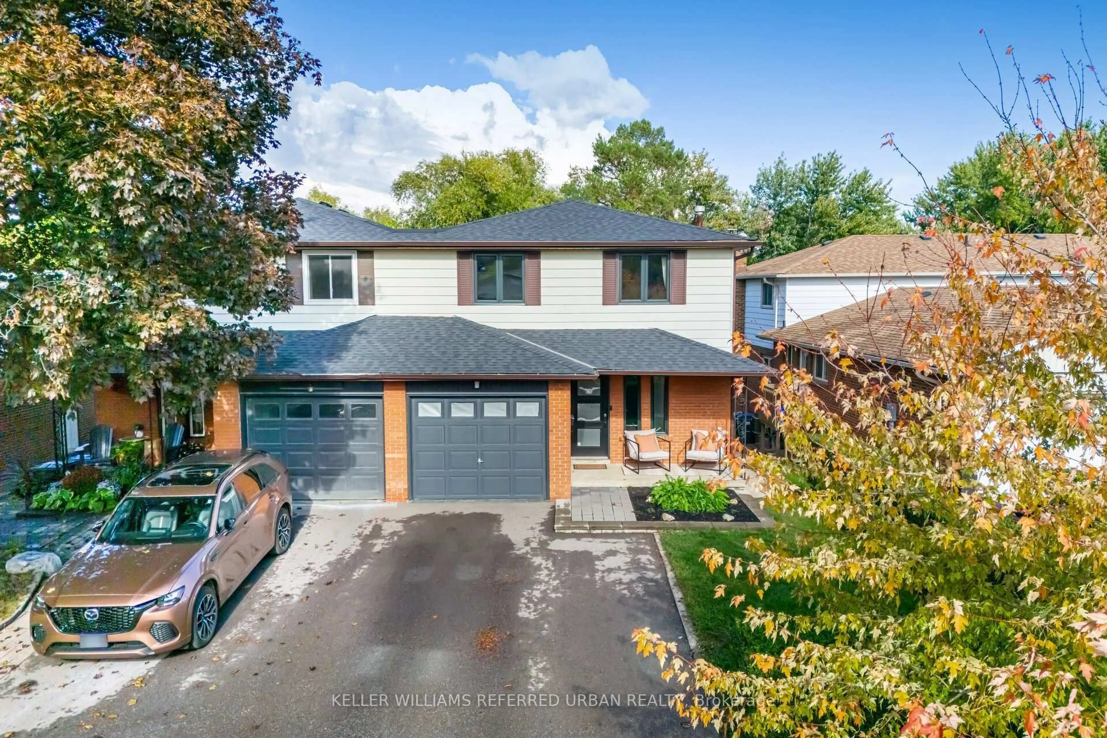 A pic from outside/outdoor area/front of a property/back of a property/a pic from drone, street for 35 Bremen Lane, Mississauga Ontario L5M 1G7