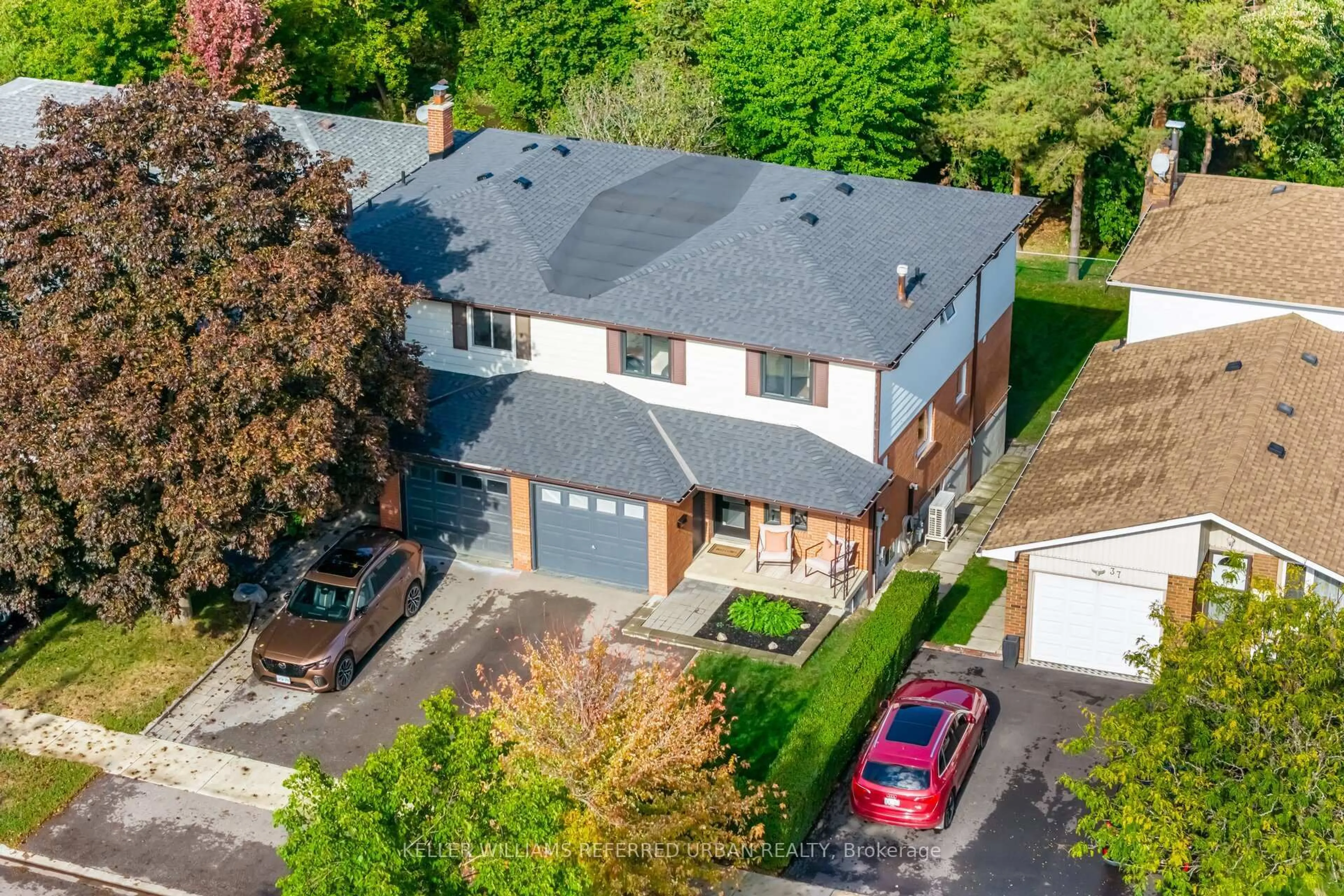 A pic from outside/outdoor area/front of a property/back of a property/a pic from drone, street for 35 Bremen Lane, Mississauga Ontario L5M 1G7
