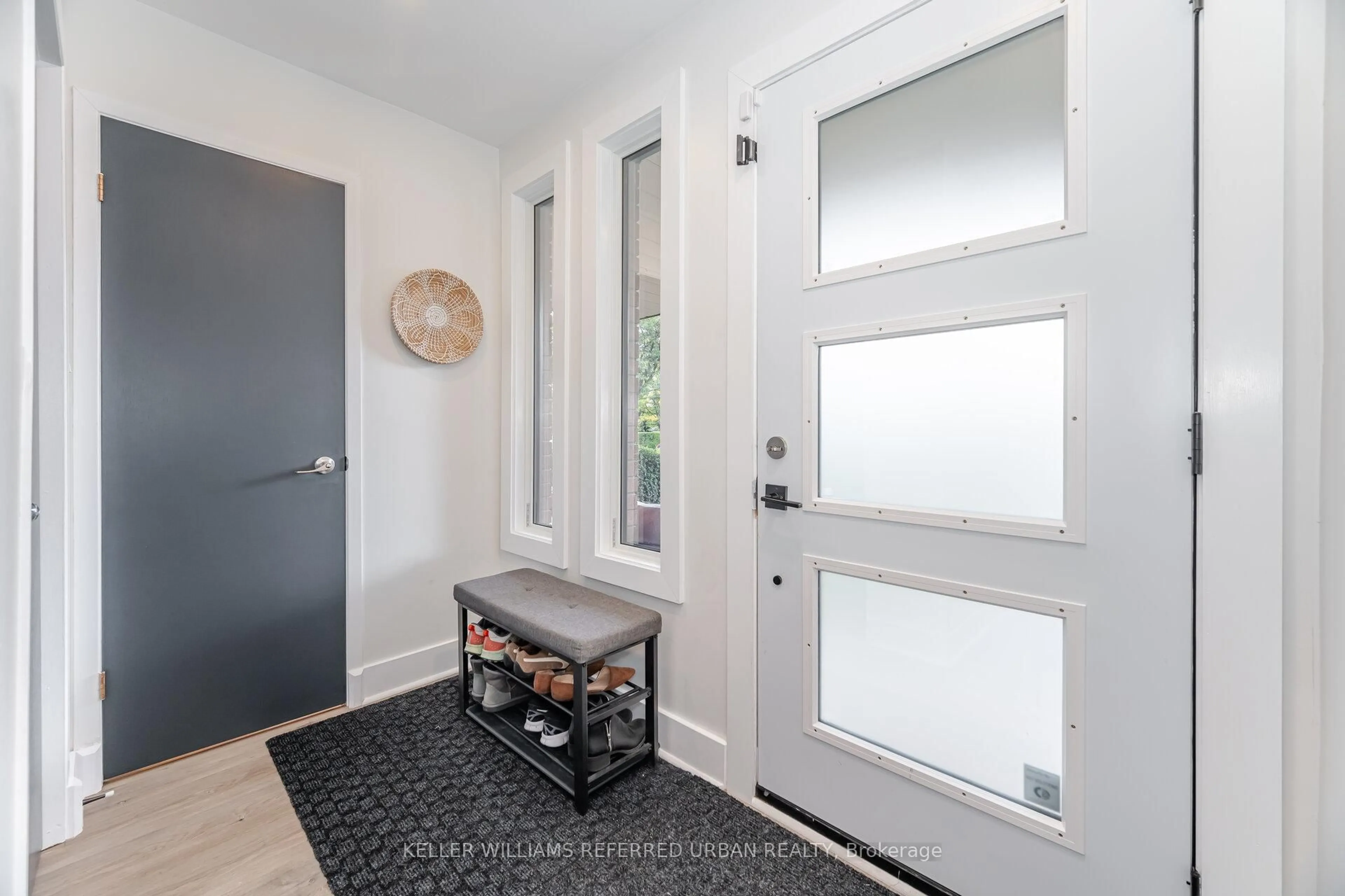 Indoor entryway for 35 Bremen Lane, Mississauga Ontario L5M 1G7