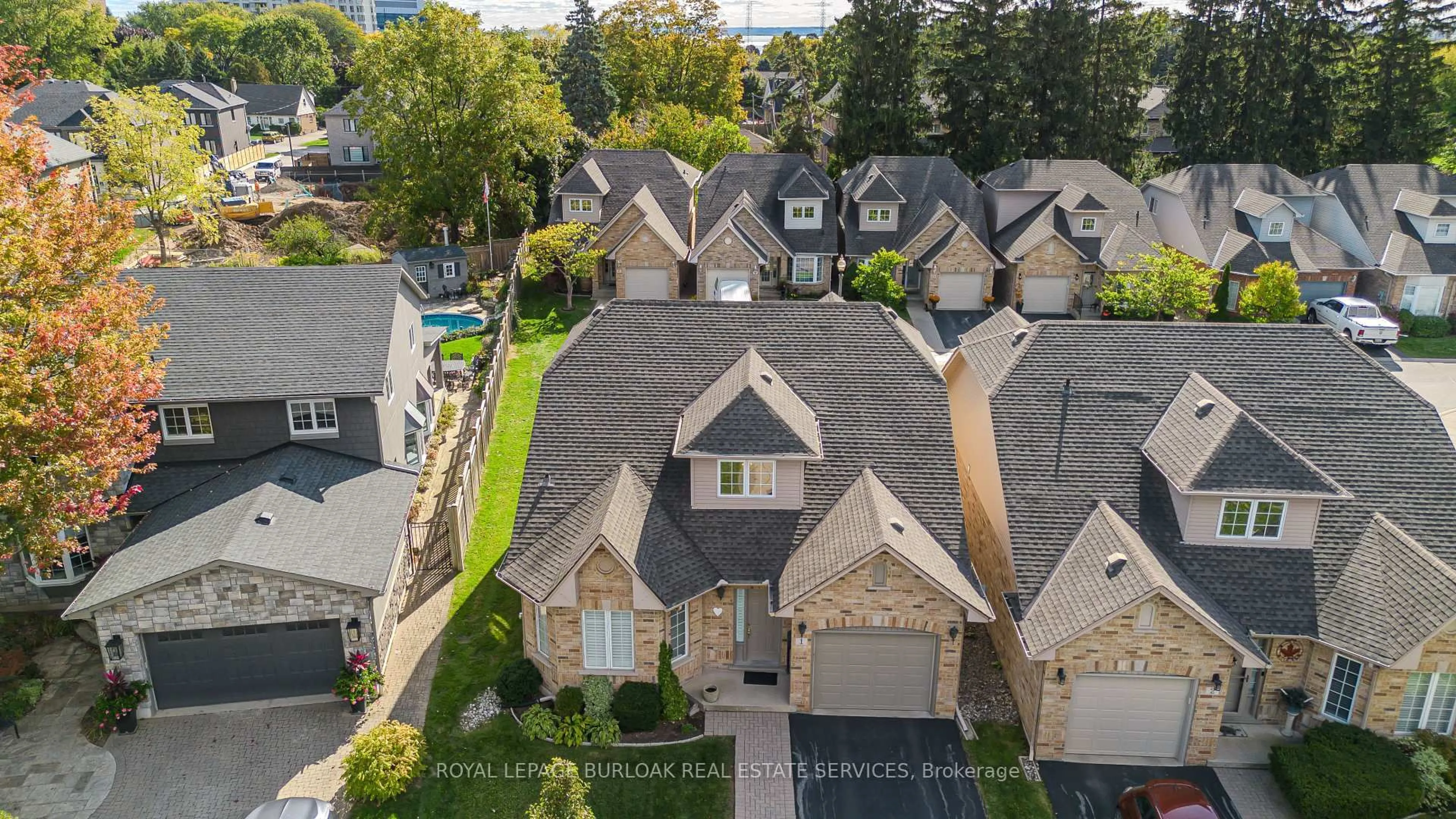 A pic from outside/outdoor area/front of a property/back of a property/a pic from drone, street for 1150 Carol St #1, Burlington Ontario L7S 2L5