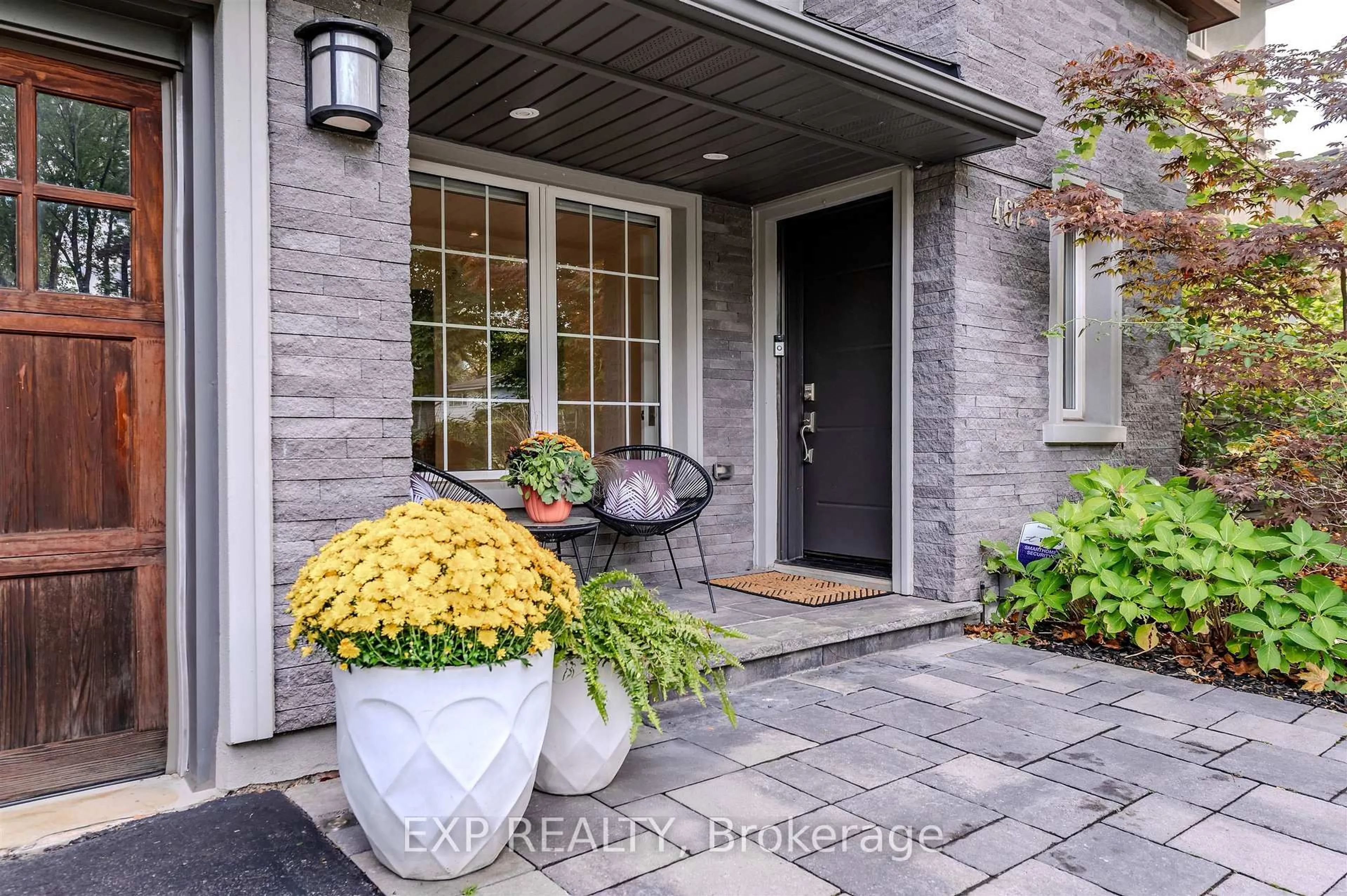 Indoor entryway for 467 Caesar Ave, Oakville Ontario L6J 3Z1