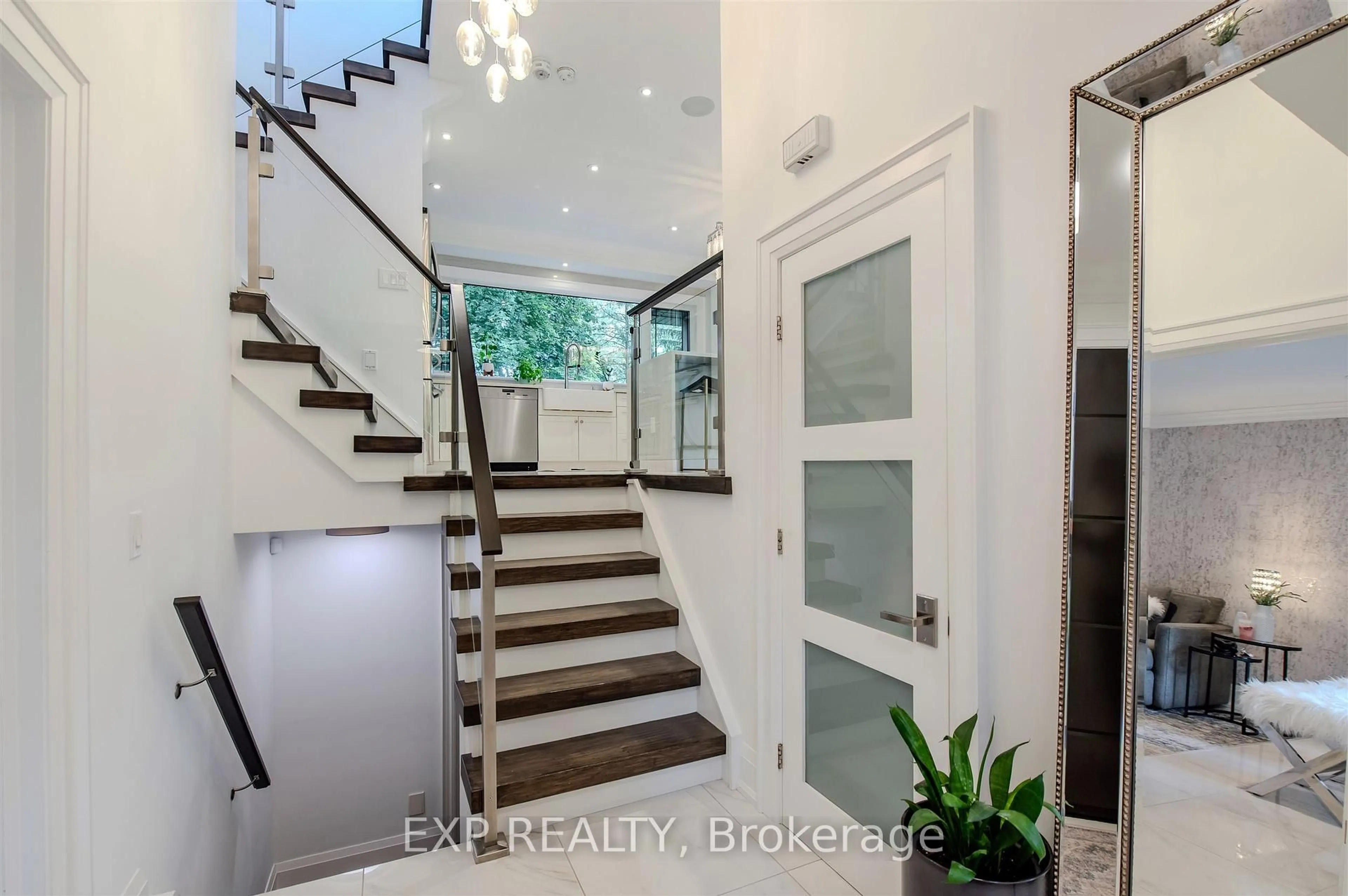 Indoor entryway for 467 Caesar Ave, Oakville Ontario L6J 3Z1
